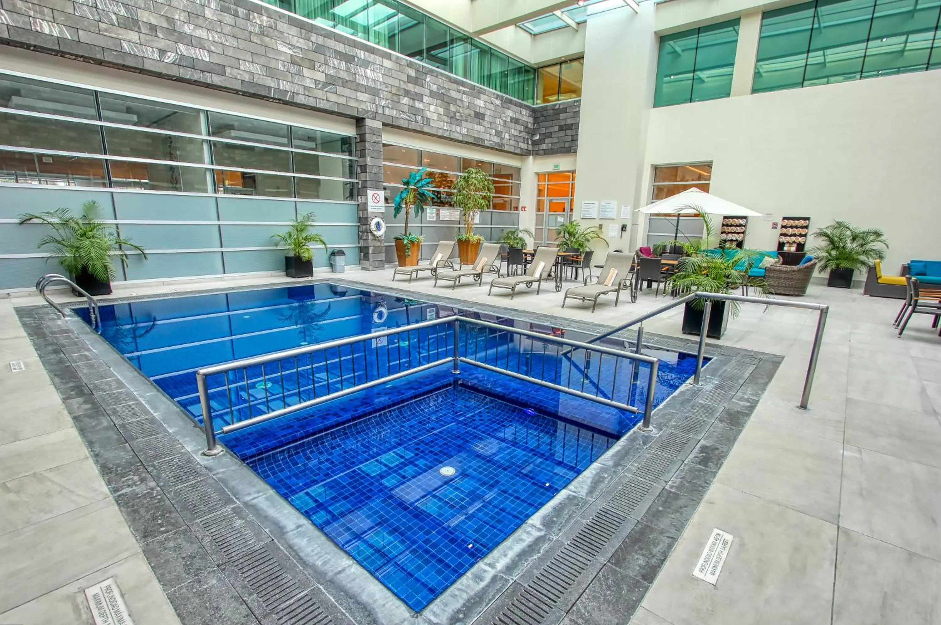 Swimming pool in Holiday Inn & Suites Plaza Mayor by IHG