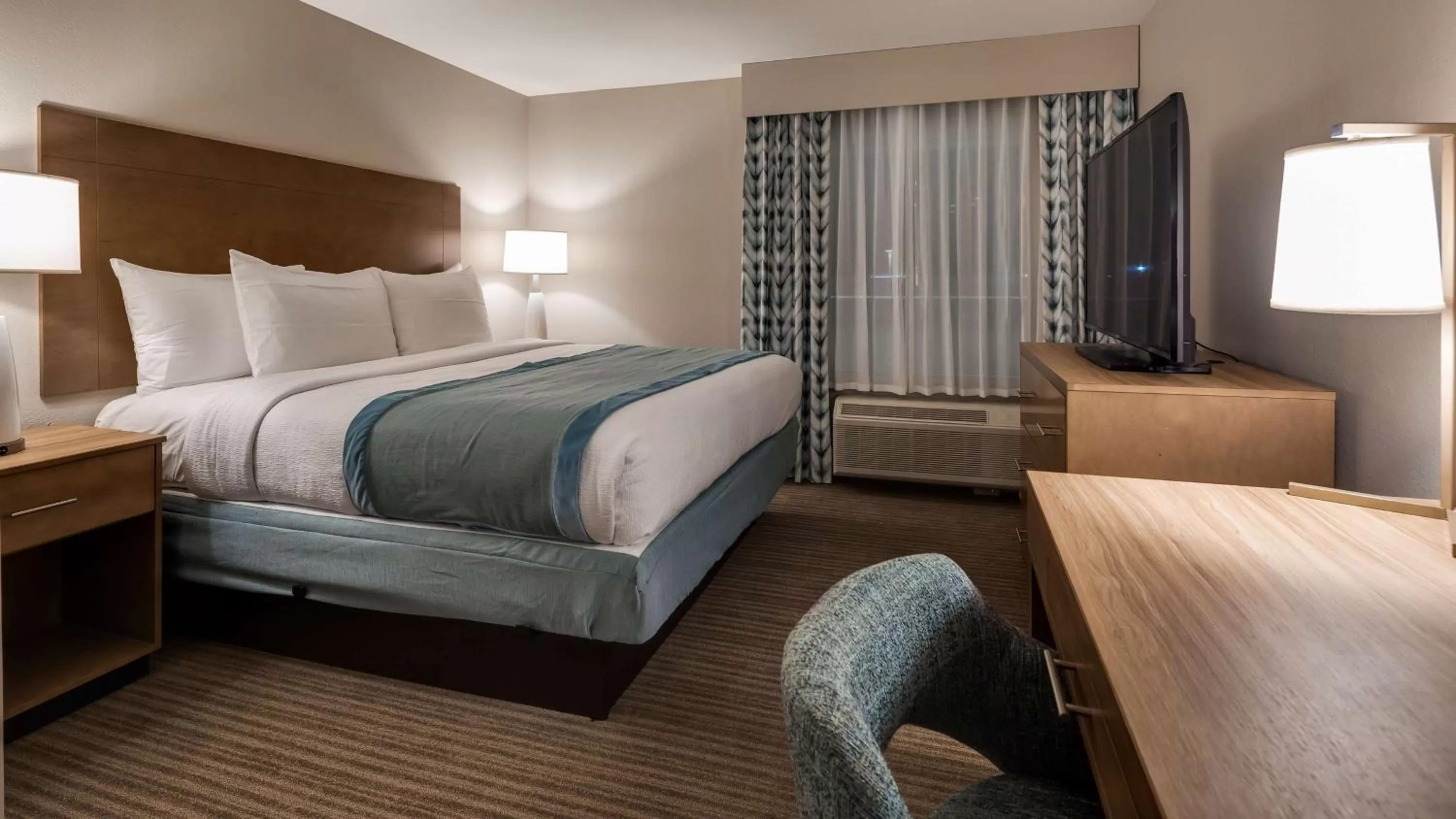 King Room with Mobility Accessible Tub in Best Western Plus Desoto