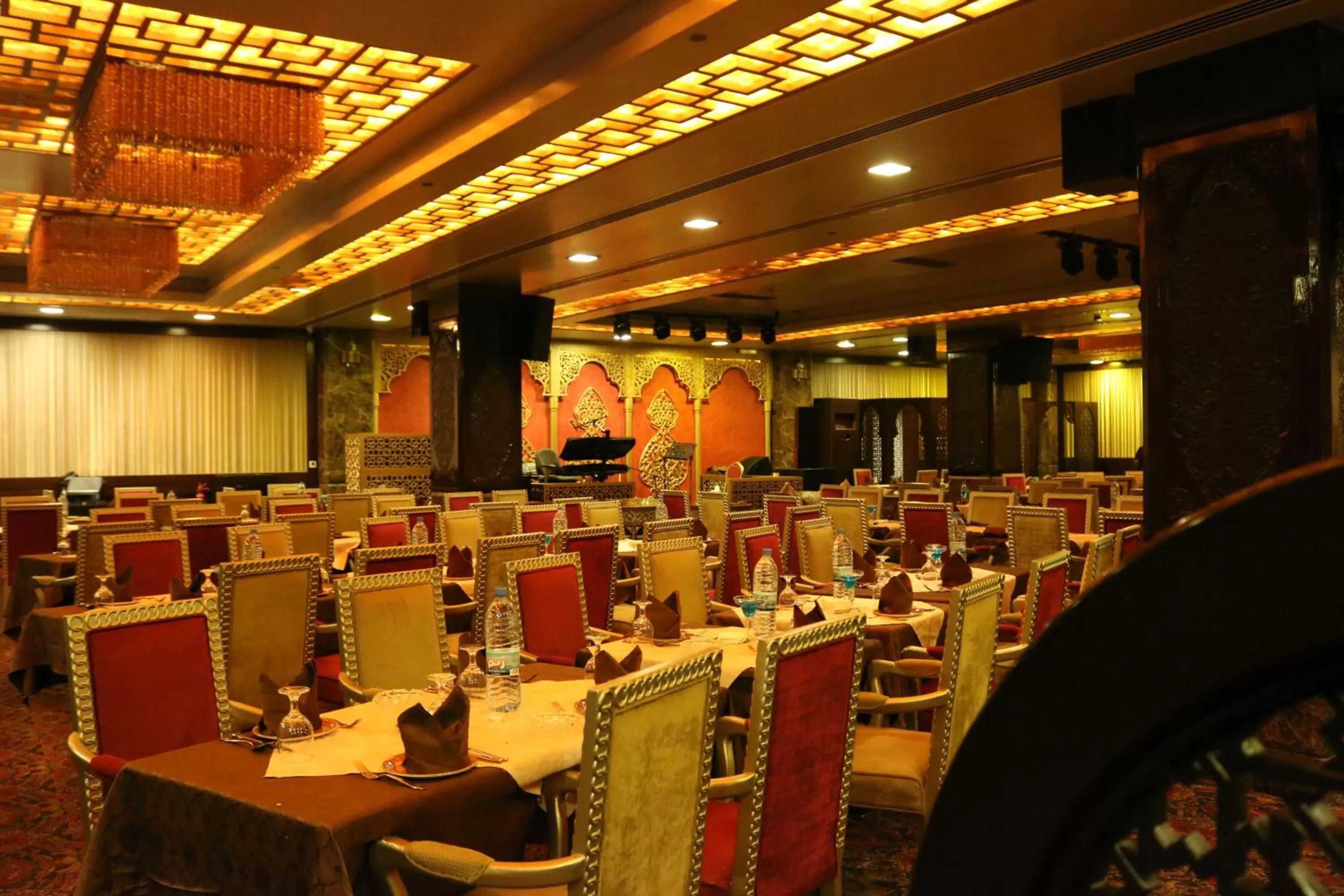 Restaurant/places to eat in Elite Crystal Hotel