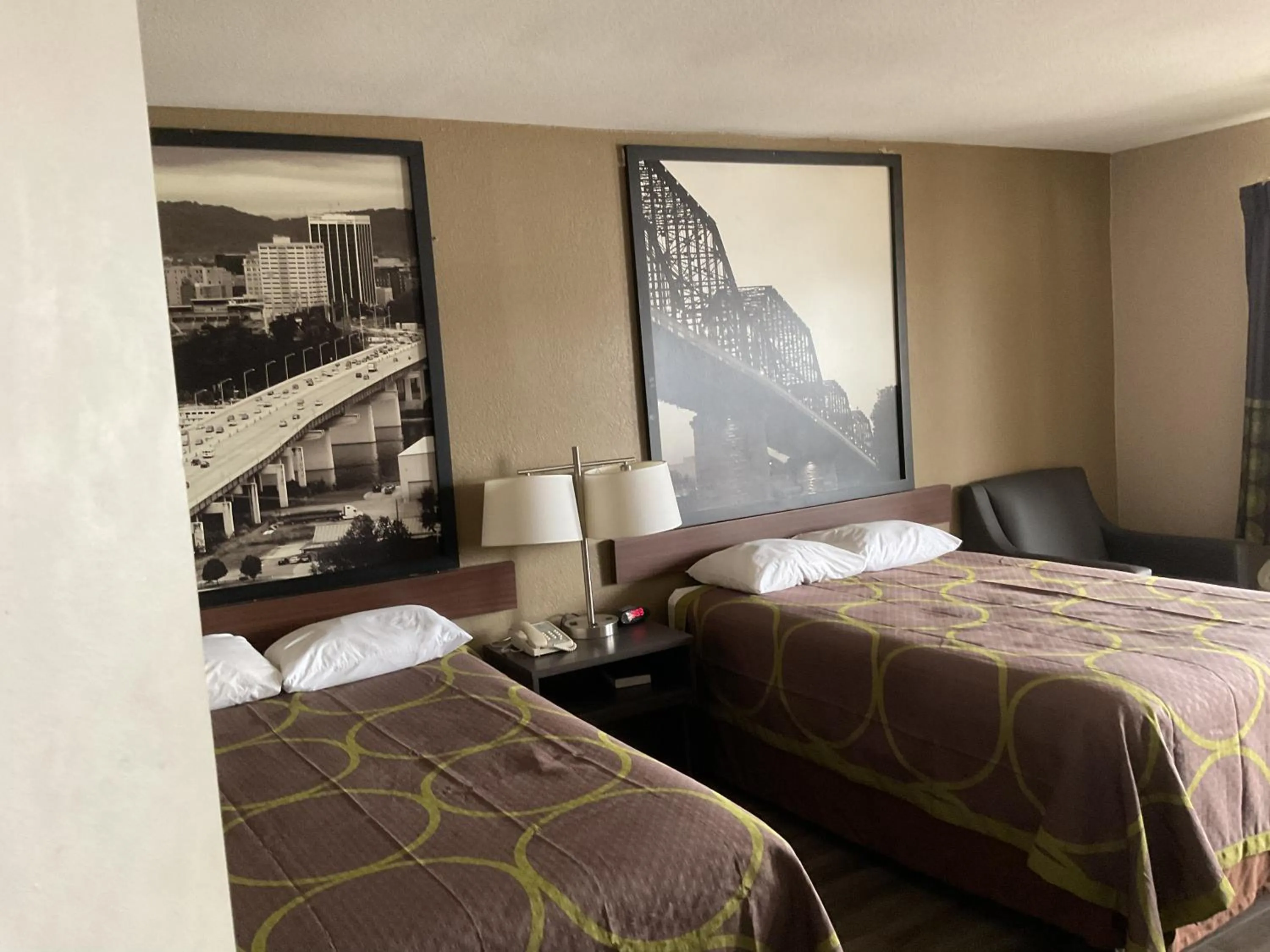 Bed in Super 8 by Wyndham Chattanooga/East Ridge