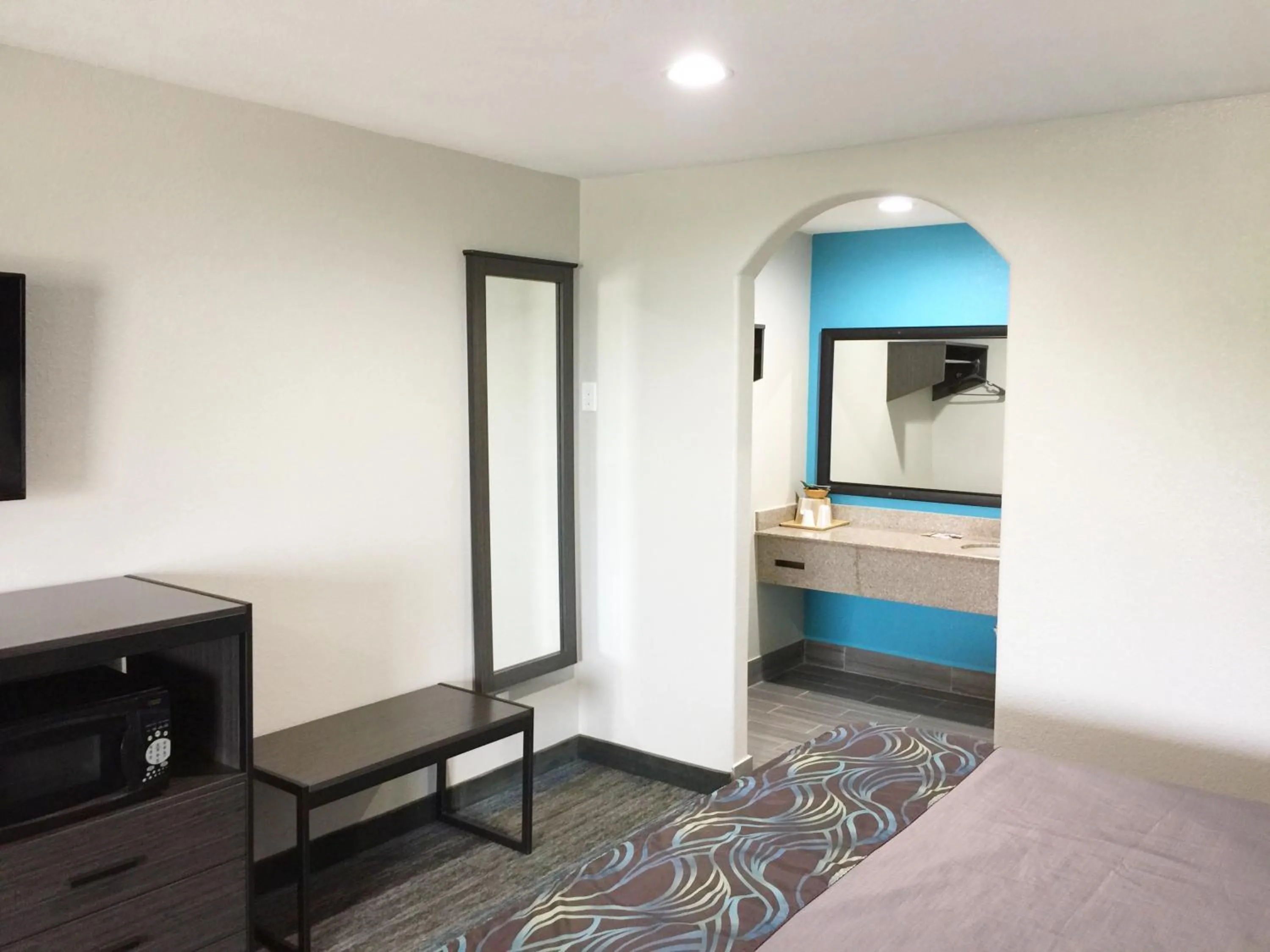 Bed in Americas Best Value Inn & Suites Mont Belvieu Houston