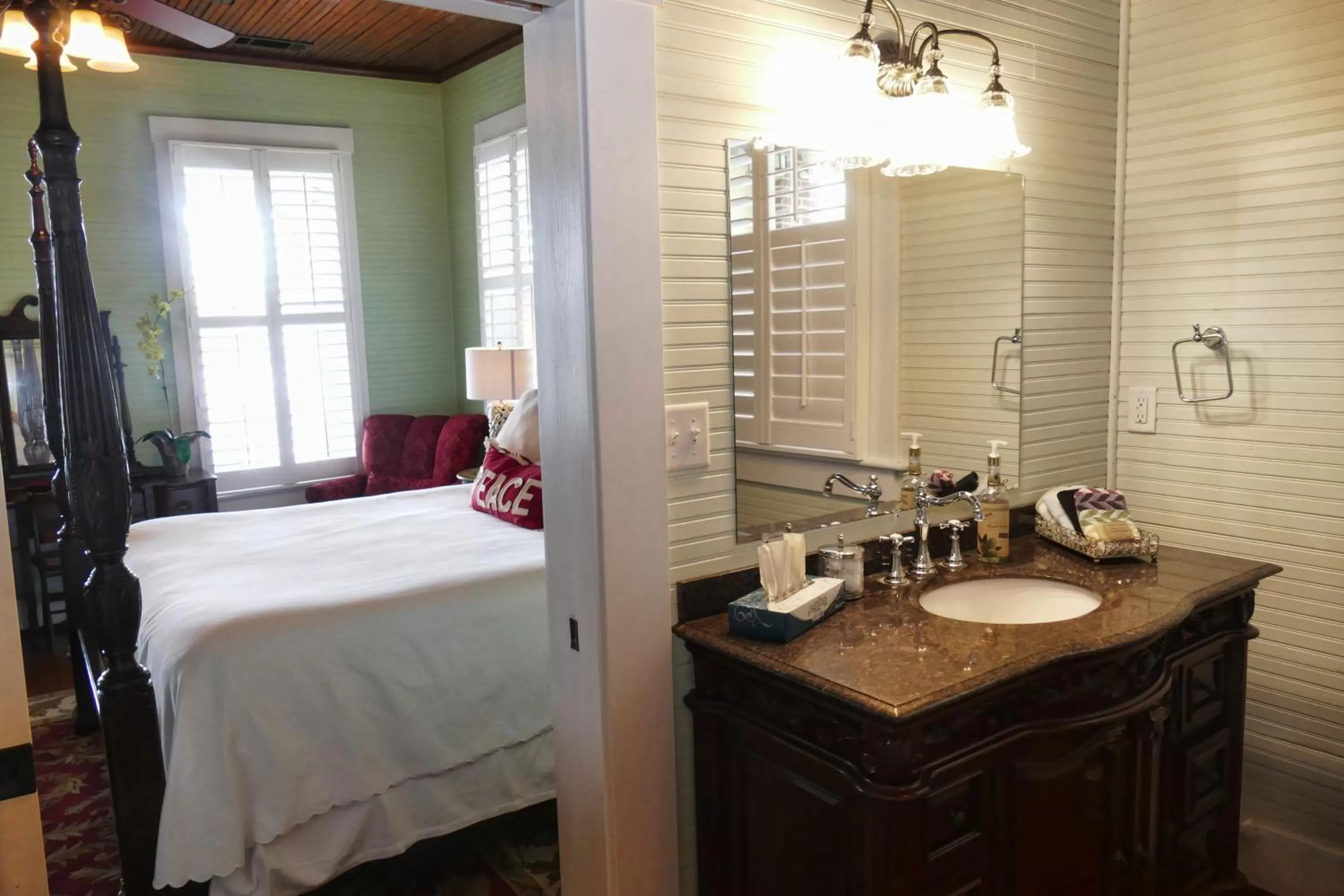 Photo of the whole room, Bed in Beachview Inn and Spa