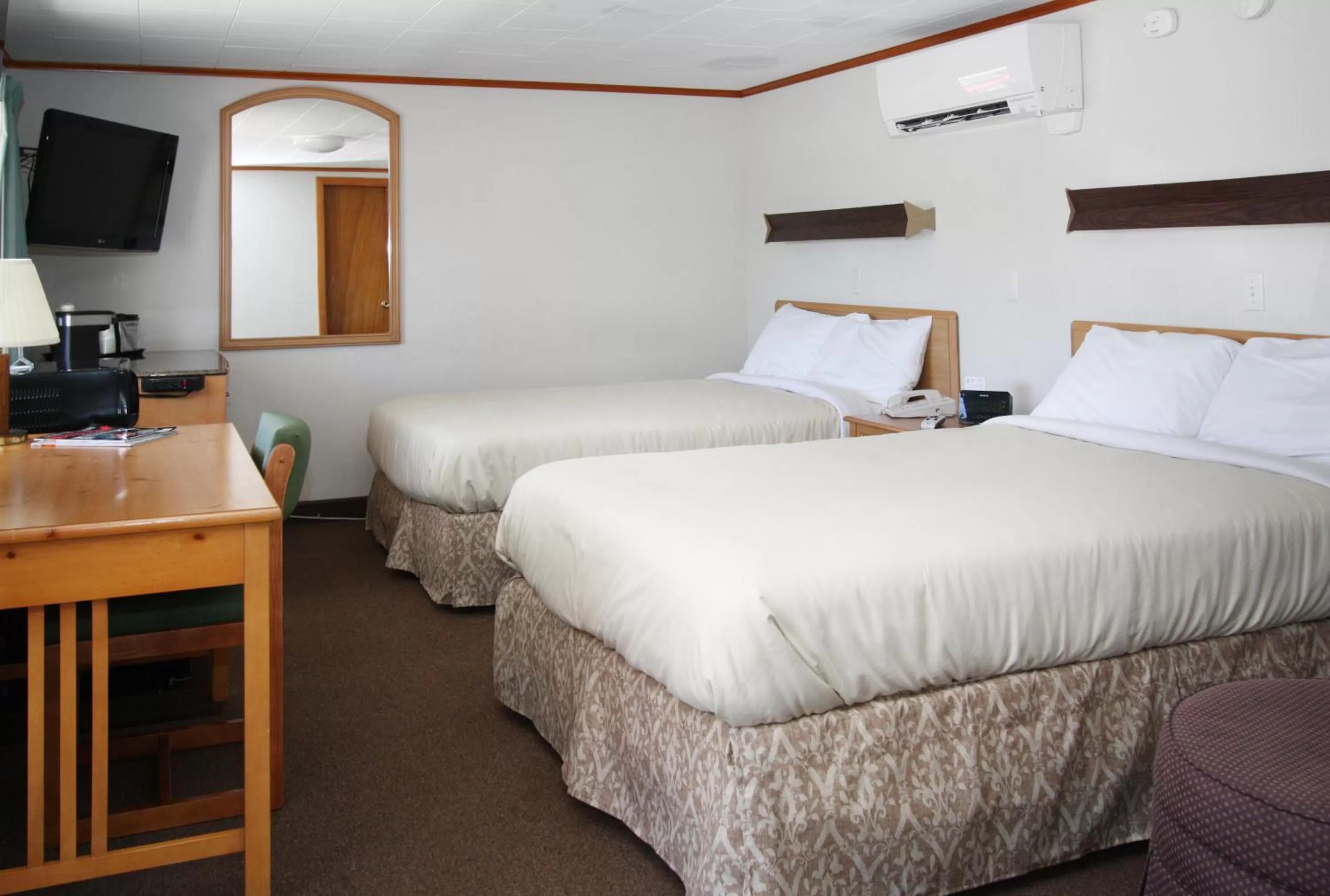 Standard Double Room with Two Double Beds - Non-Smoking in The Bluebird Motel Maine
