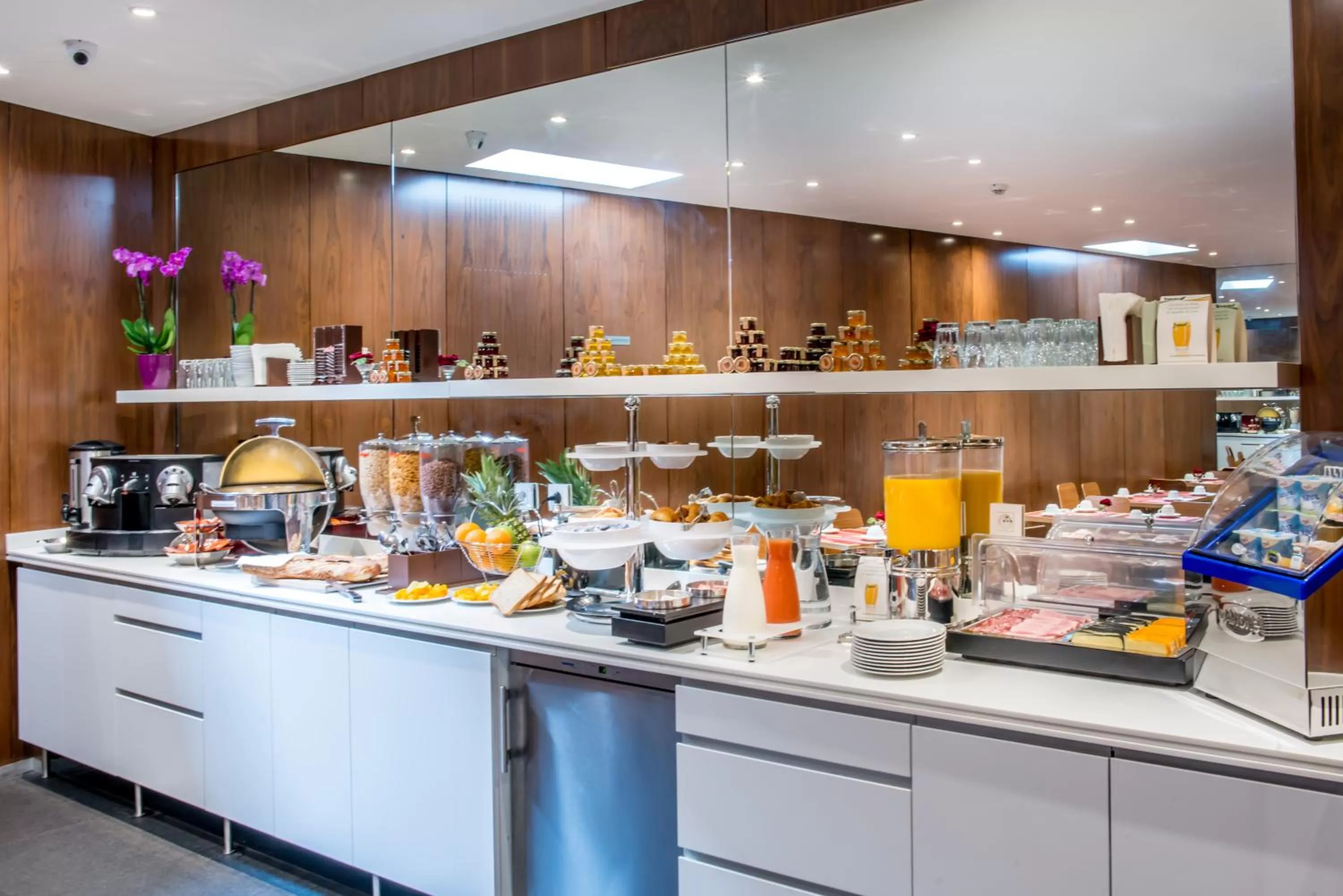 Restaurant/places to eat in Art Hotel Eiffel