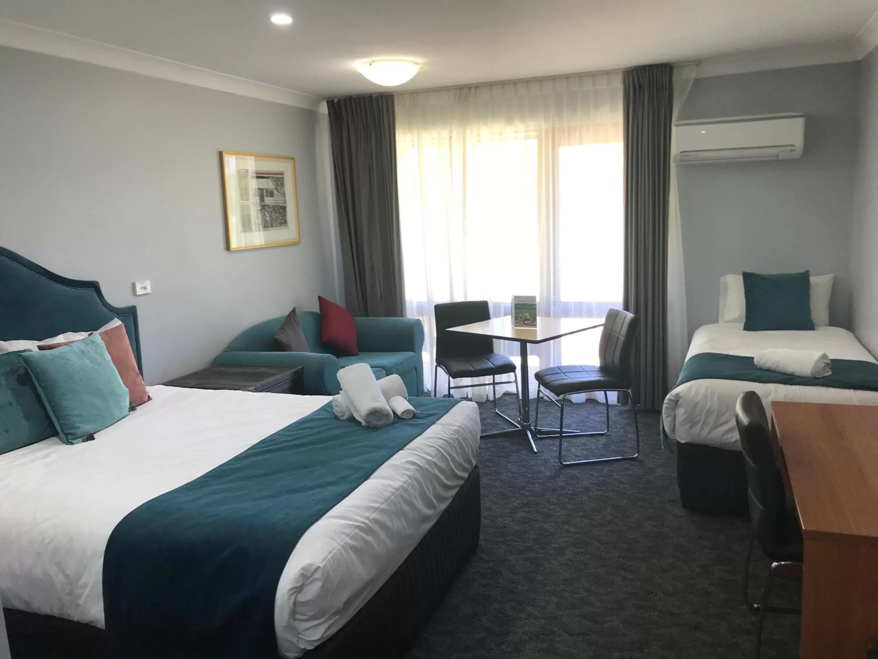 Deluxe Double or Twin Room with Balcony in Town & Country Motor Inn Deluxe Double or Twin Room with Balcony in Town & Country Motor Inn