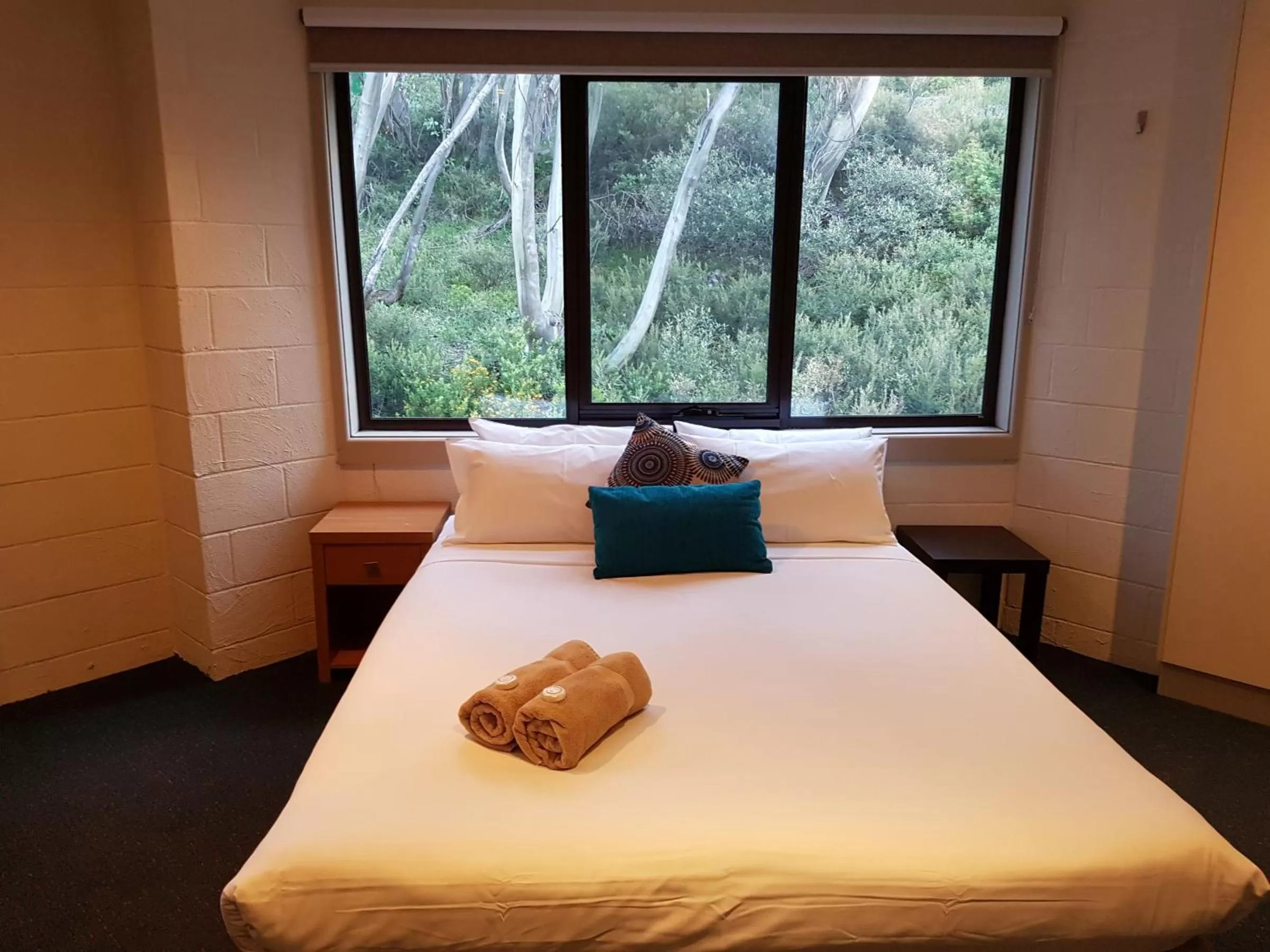 Property building, Bed in Cedarwood Apartments