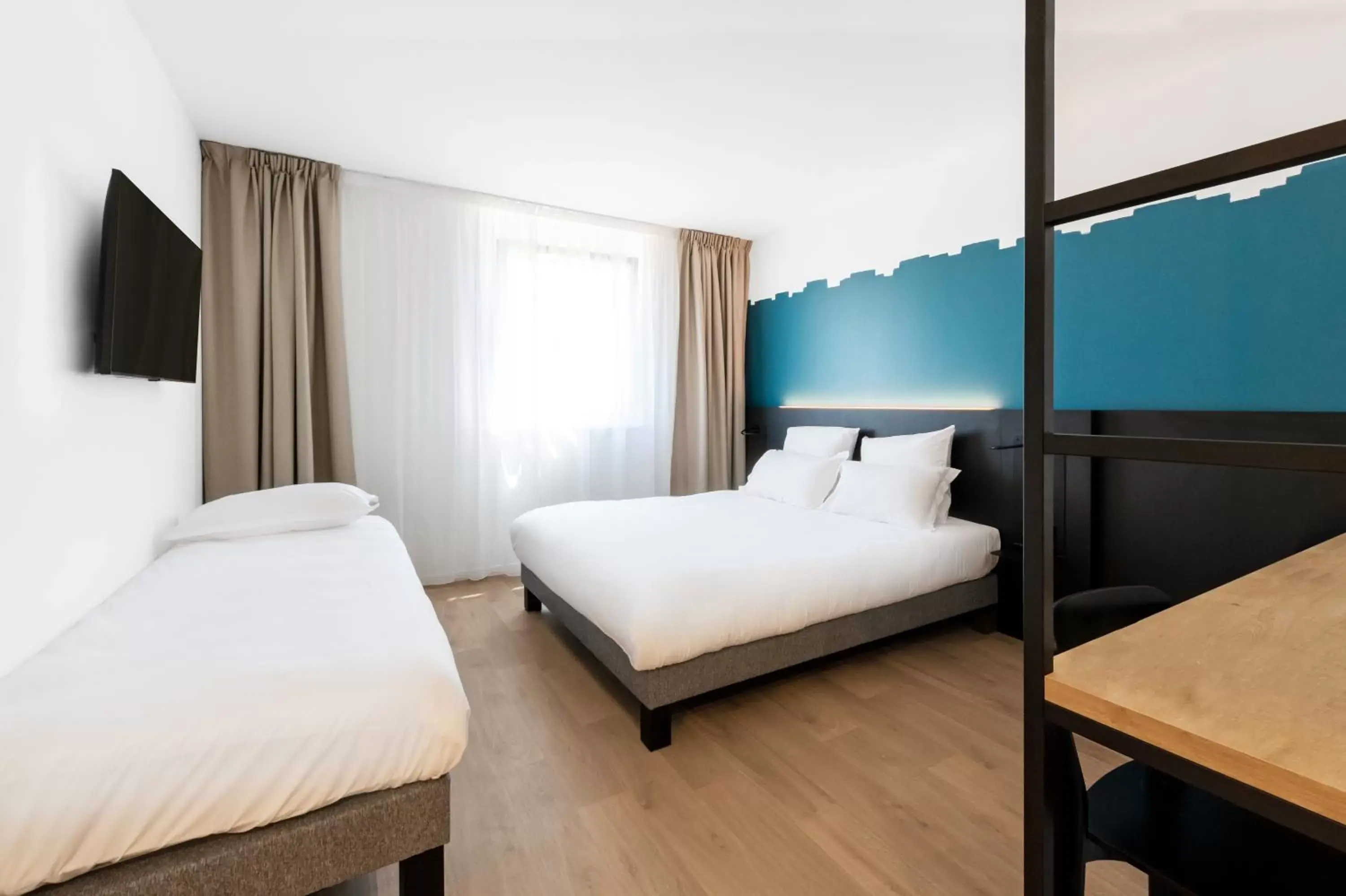 Queen Room - Disability Access in B&B HOTEL Nyon Queen Room - Disability Access in B&B HOTEL Nyon