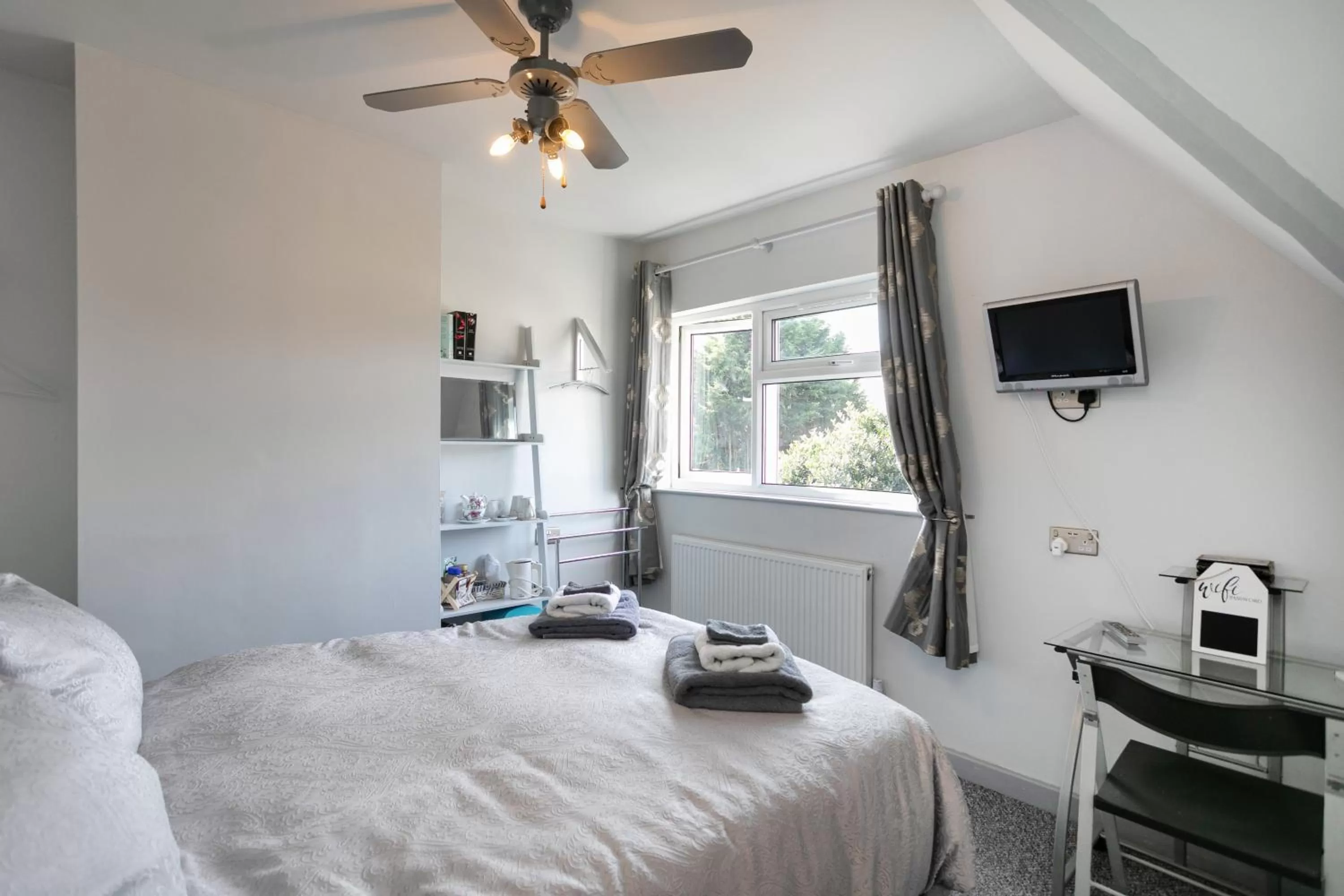 Property building, TV/Entertainment Center in BED AT BOWBRIDGE, Centre town