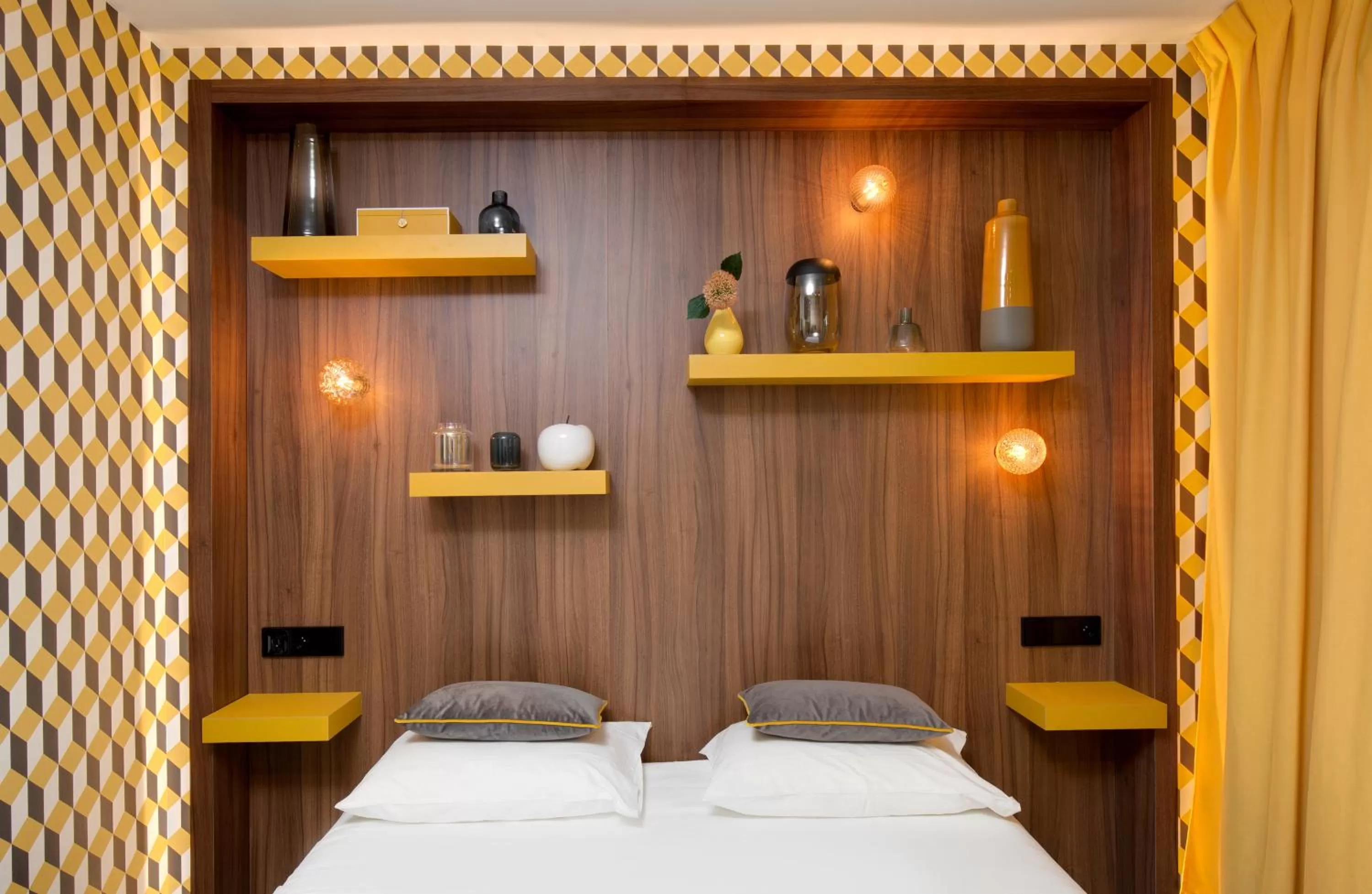 Photo of the whole room, Bed in Hôtel Montmorency & Spa