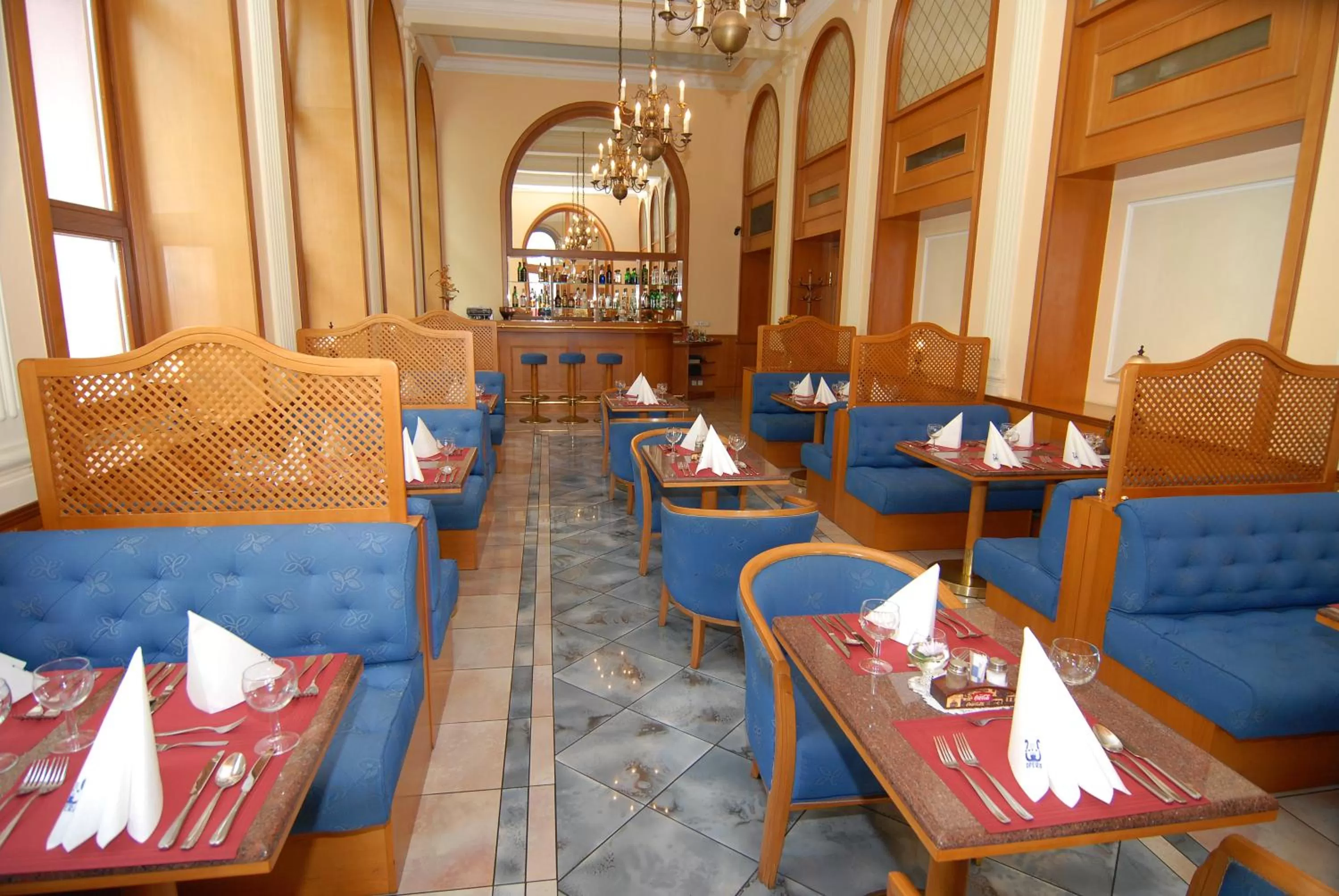 Restaurant/places to eat in Hotel Opera
