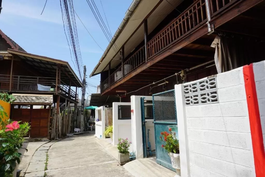 Facade/entrance, Property Building in MANDARIN LODGE by victor
