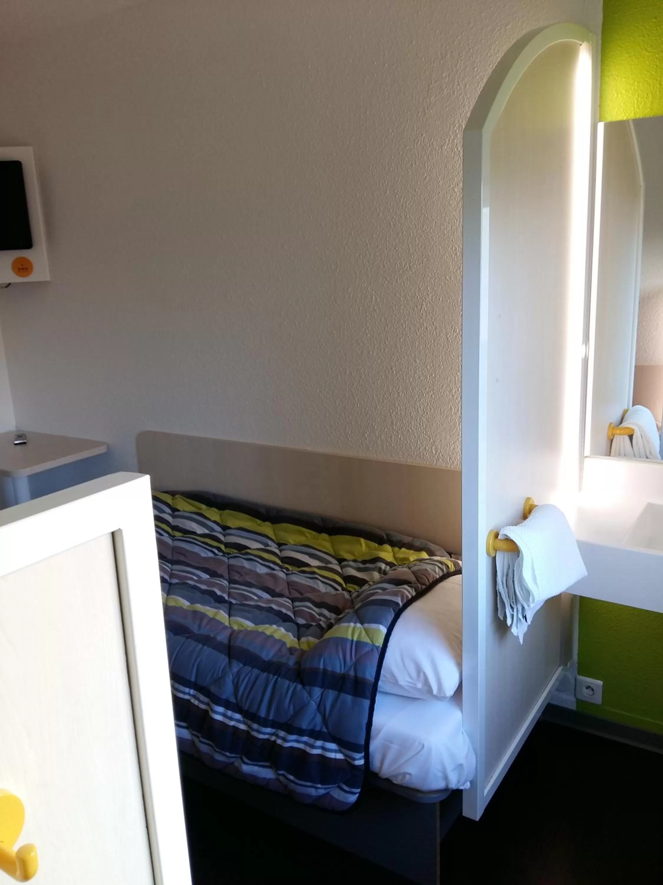 Photo of the whole room, Bed in hotelF1 Epinal Nord