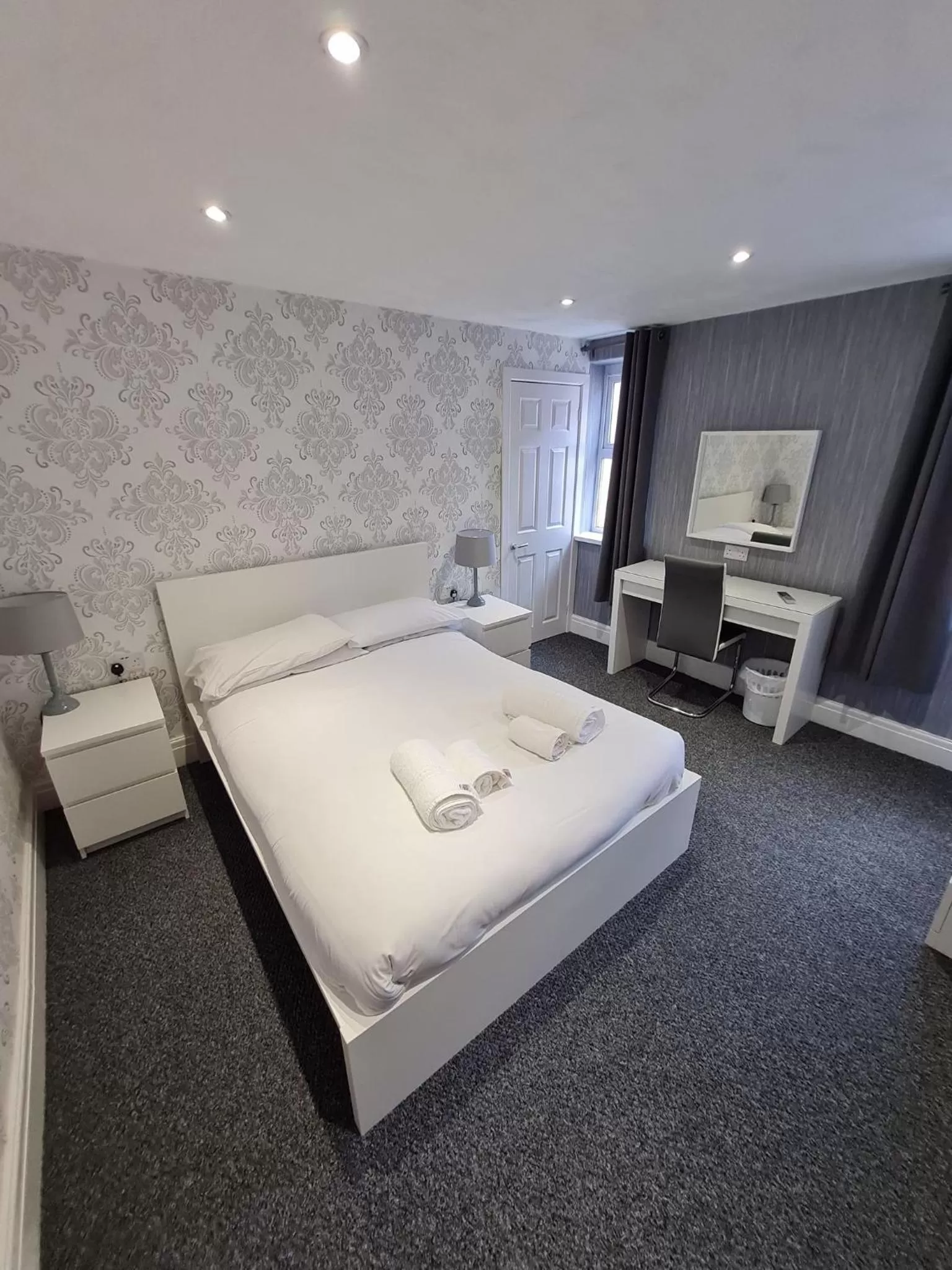 Coffee/tea facilities, Bed in Queens Plaza Hotel