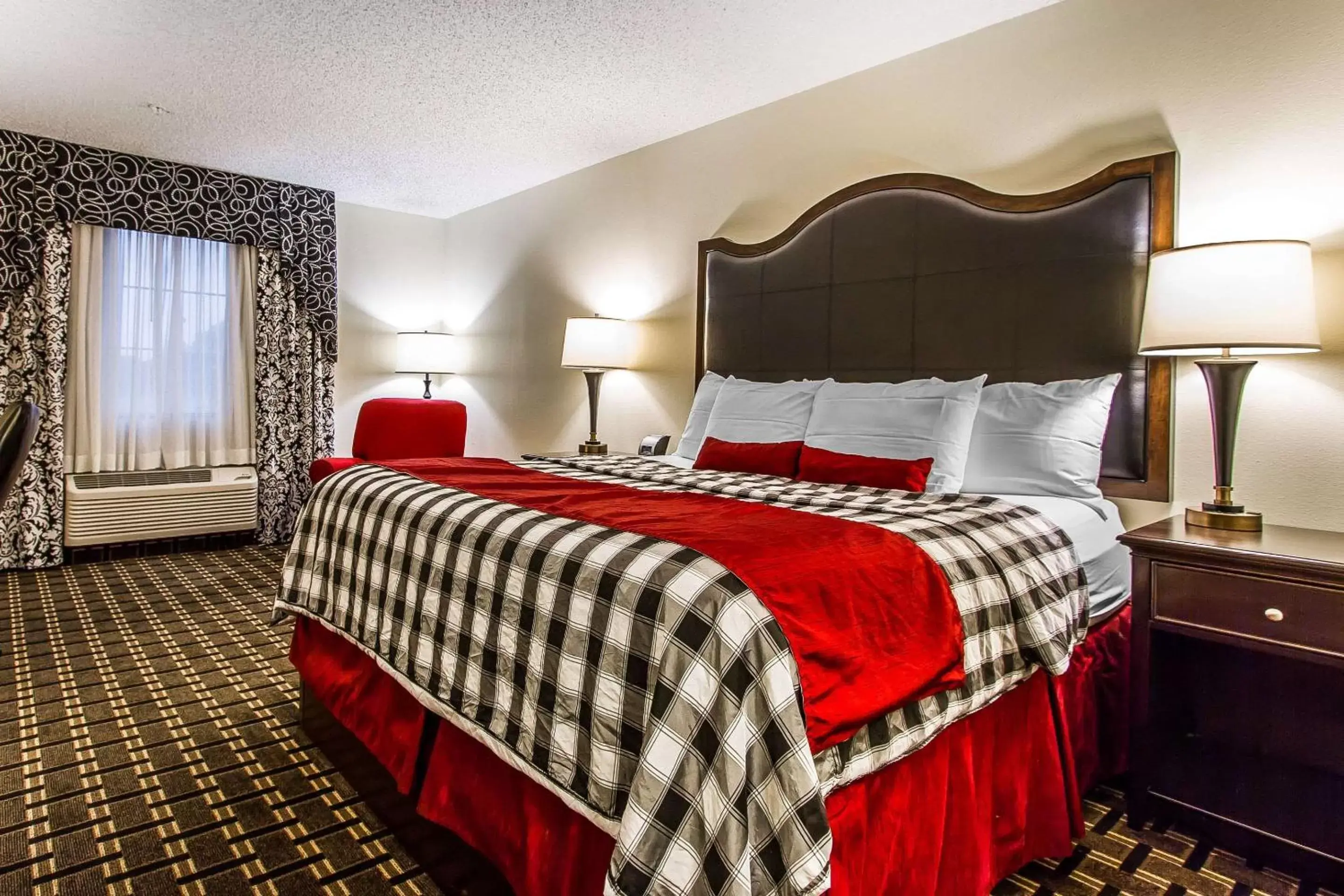 King Suite - Accessible/Smoking in Evangeline Downs Hotel, Ascend Hotel Collection King Suite - Accessible/Smoking in Evangeline Downs Hotel, Ascend Hotel Collection