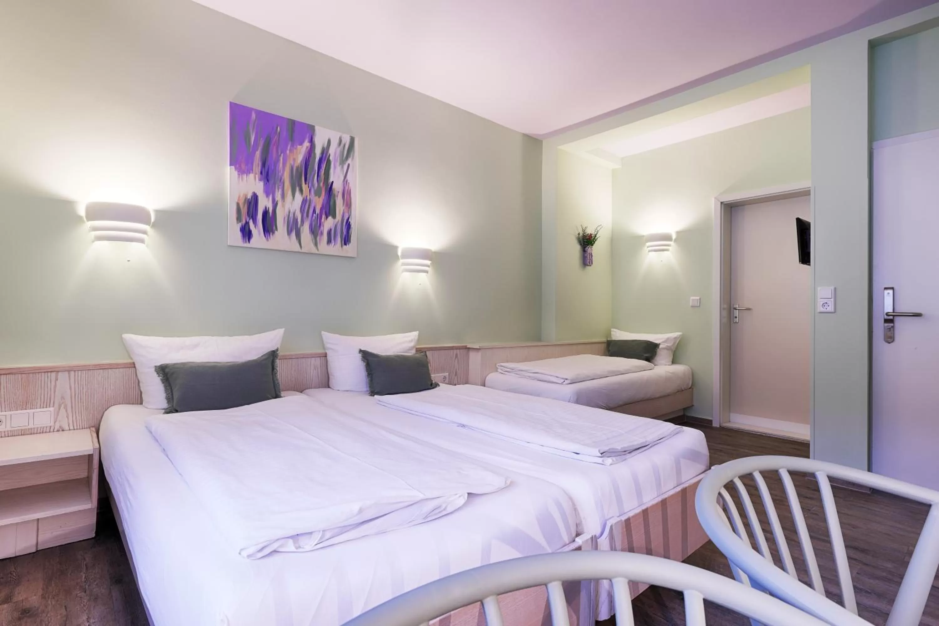 Photo of the whole room, Bed in Hotel Kunterbunt - by homekeepers