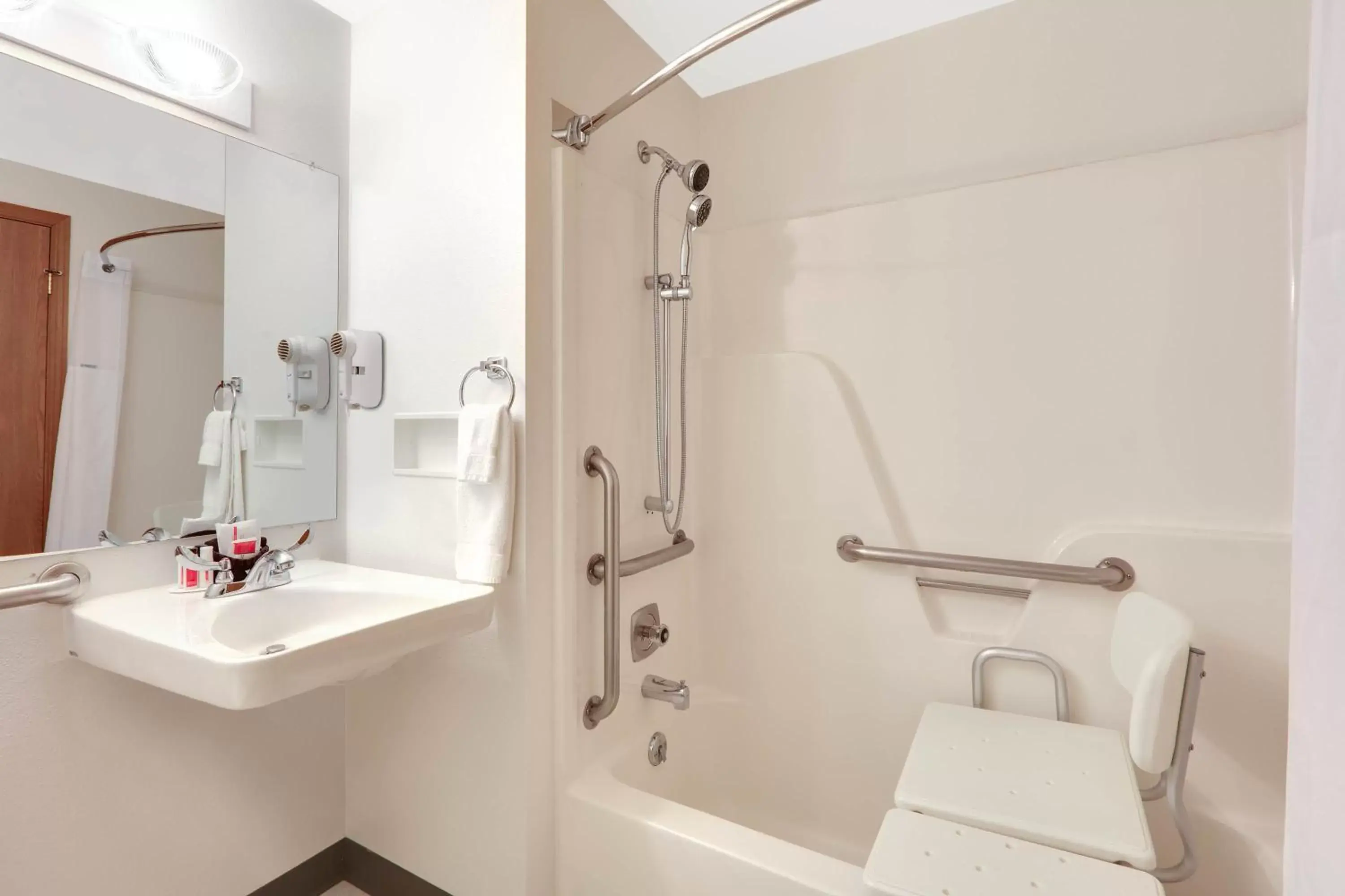 Queen Room - Disability Access/Non-Smoking in Super 8 by Wyndham Cody Queen Room - Disability Access/Non-Smoking in Super 8 by Wyndham Cody