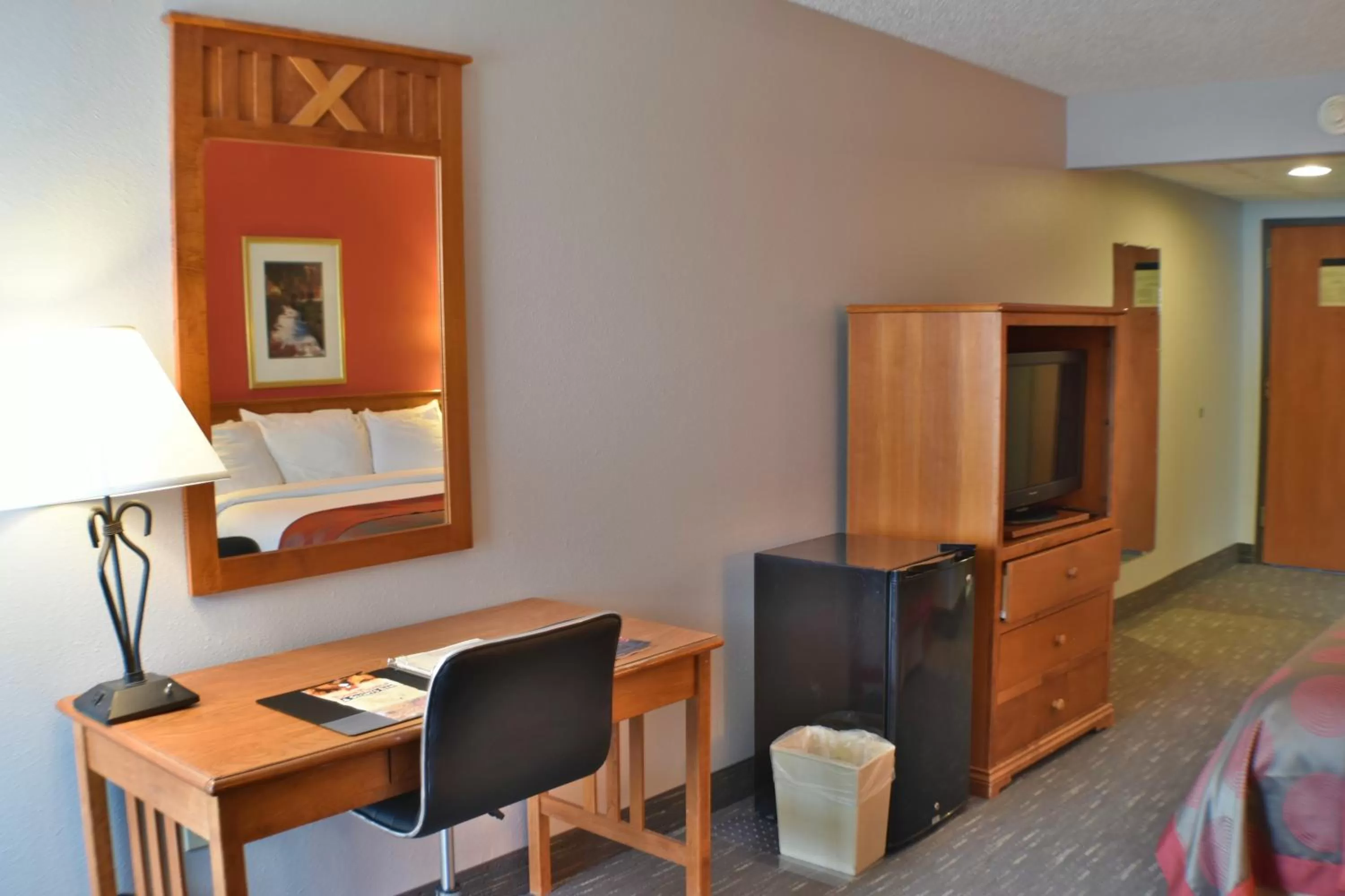 Seating area in Ramada by Wyndham Sioux Falls Airport - Waterpark Resort & Event Center