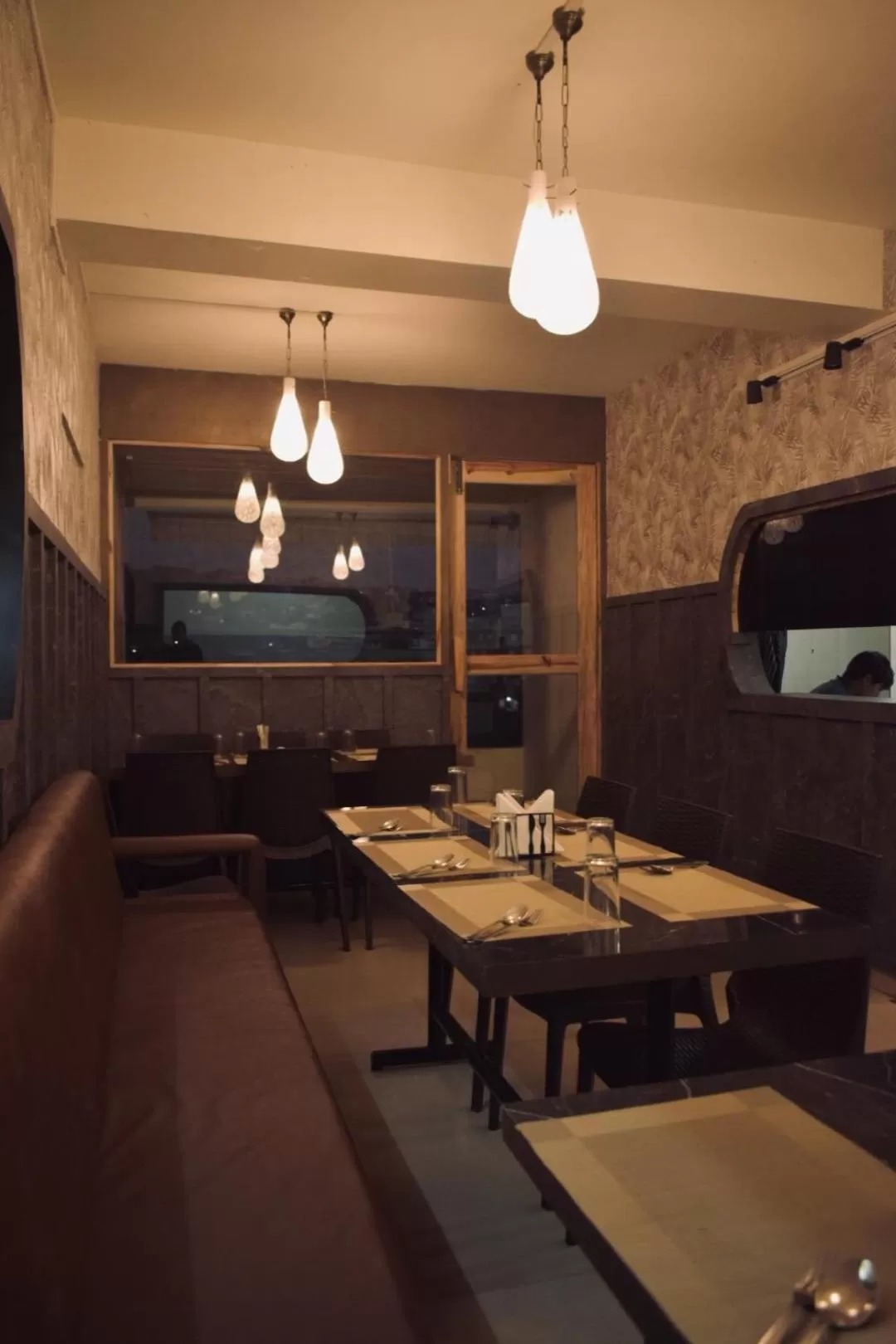 Restaurant/Places to Eat in Hotel Travellers INN