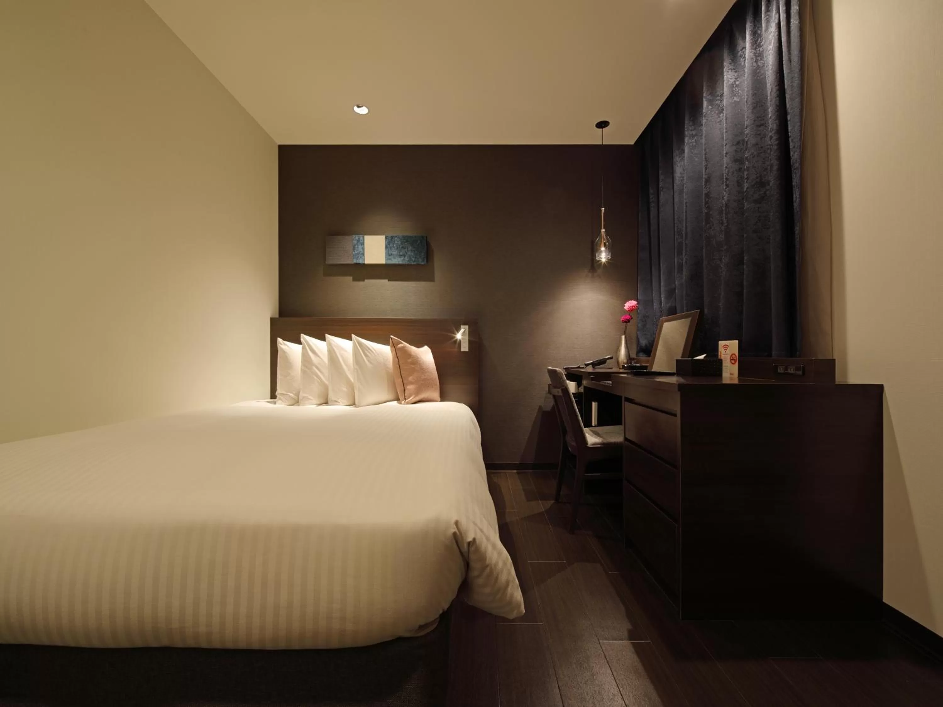 Photo of the whole room, Bed in Red Roof Inn & Suites Osaka Namba Nipponbashi