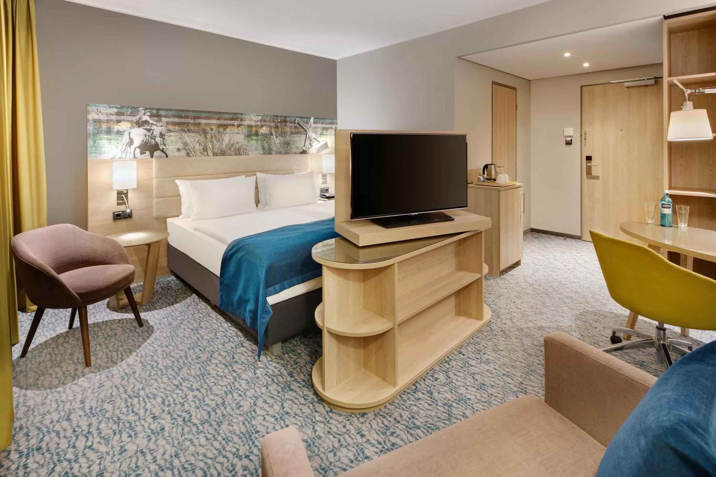 Photo of the whole room, Bed in Holiday Inn Düsseldorf City – Toulouser Allee by IHG