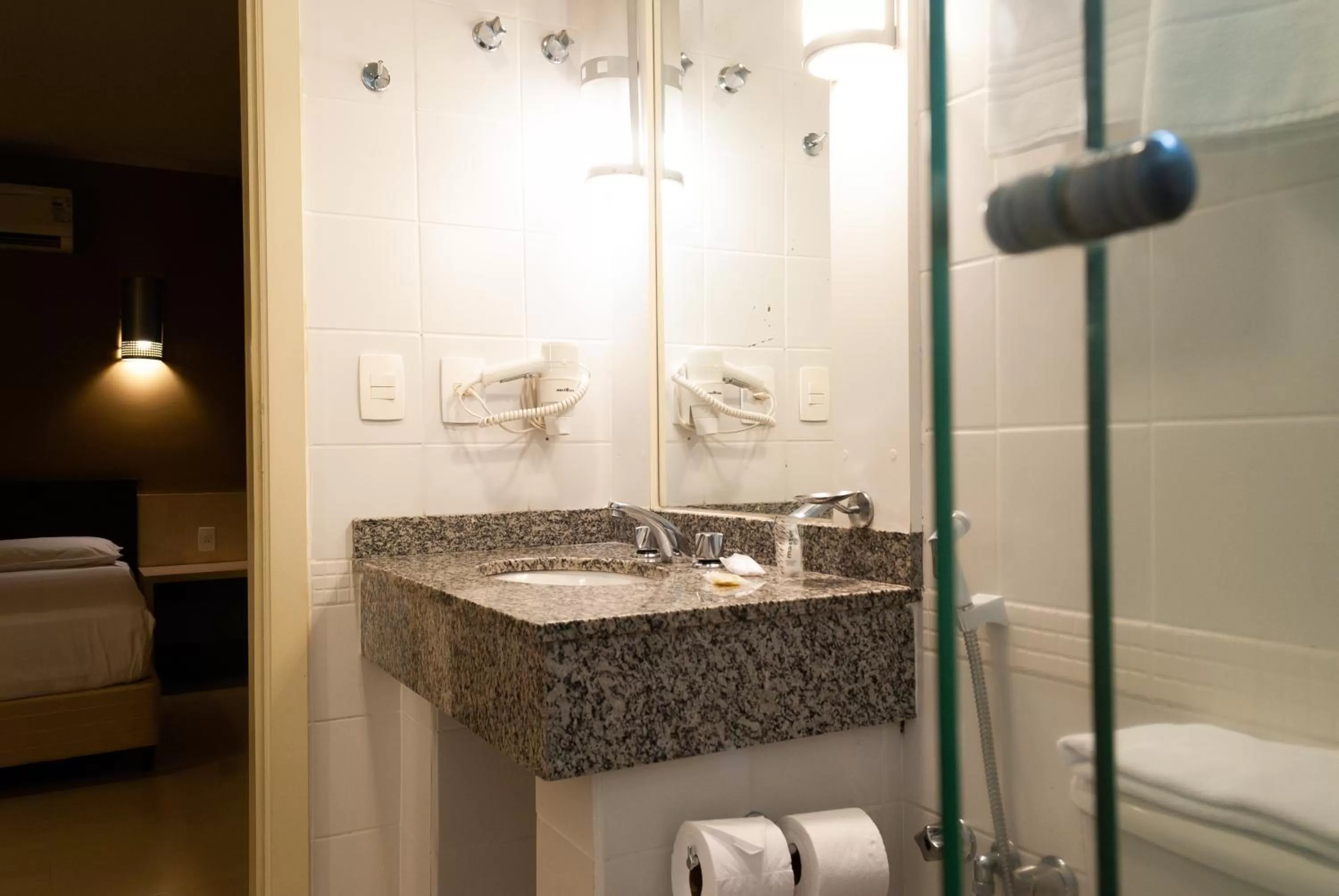 Bathroom in Master Curitiba Hotel - 1,6 km do Estádio Couto Pereira - Show