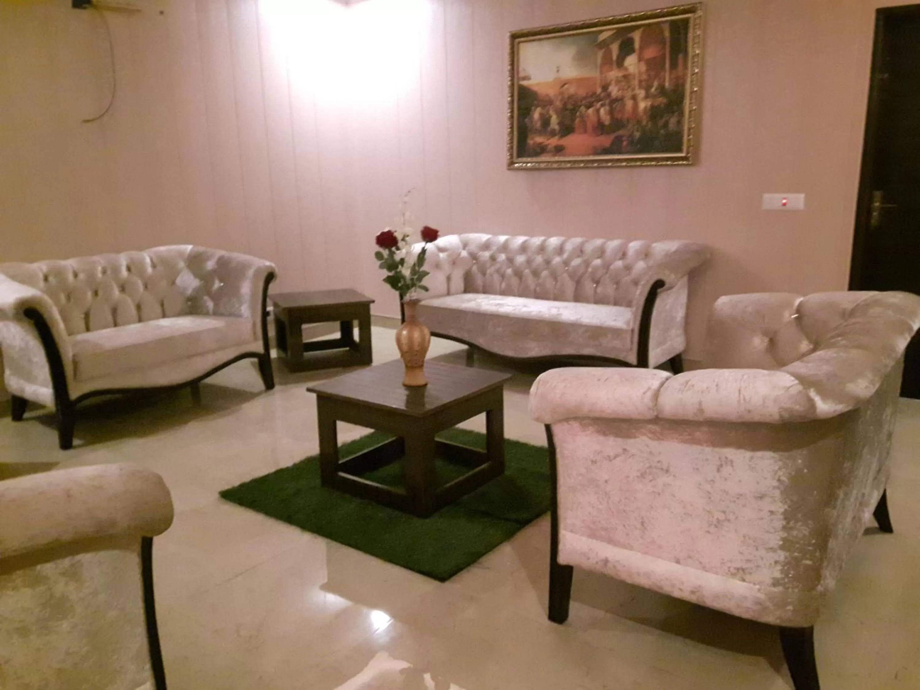 Communal lounge/ TV room in Maple Leaf Hotel