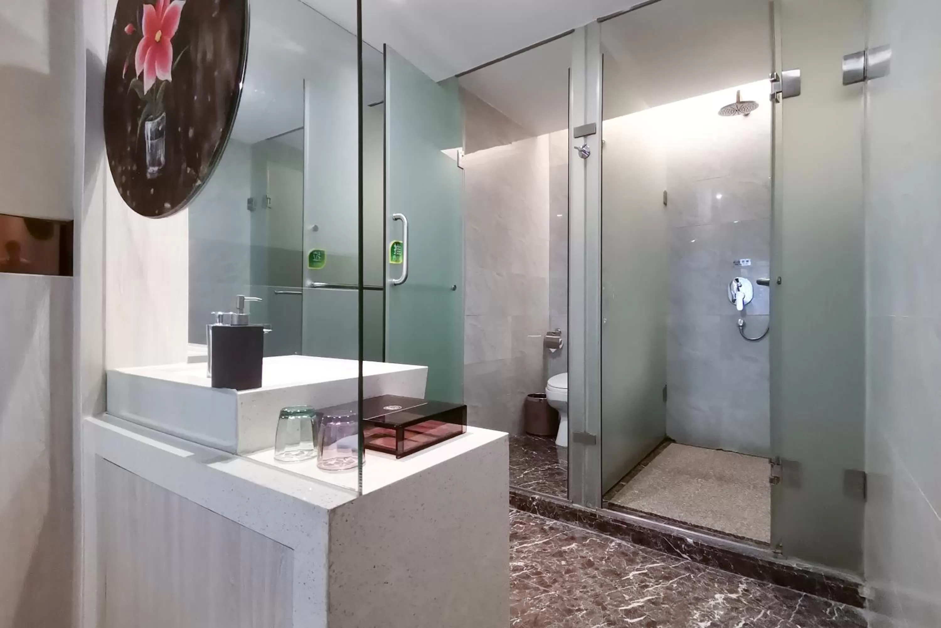 Toilet in Paco Hotel Tianhe Coach Terminal Metro Satation Guangzhou-Free Shuttle Bus for Canton Fair