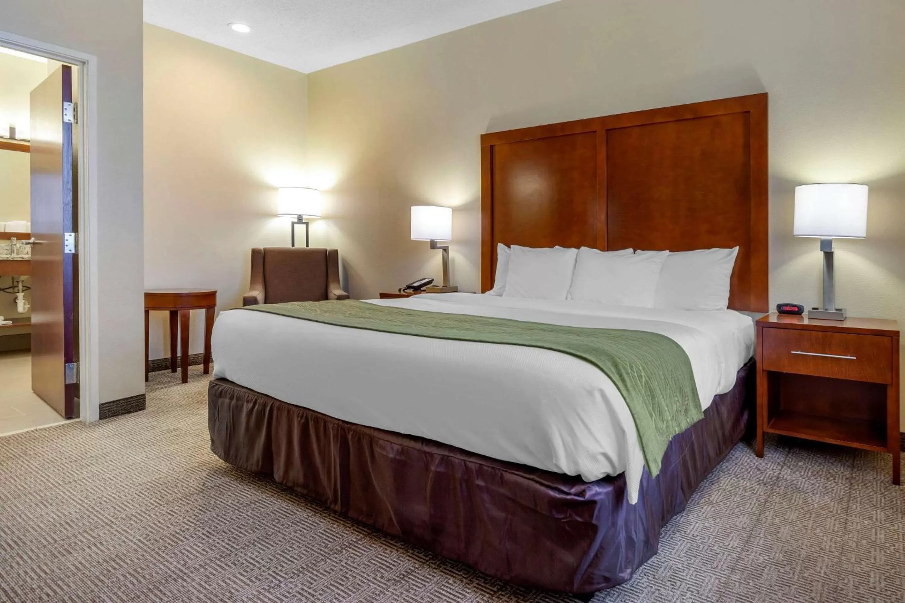 Photo of the whole room, Bed in Comfort Inn & Suites Lenoir Hwy 321 Northern Foothills