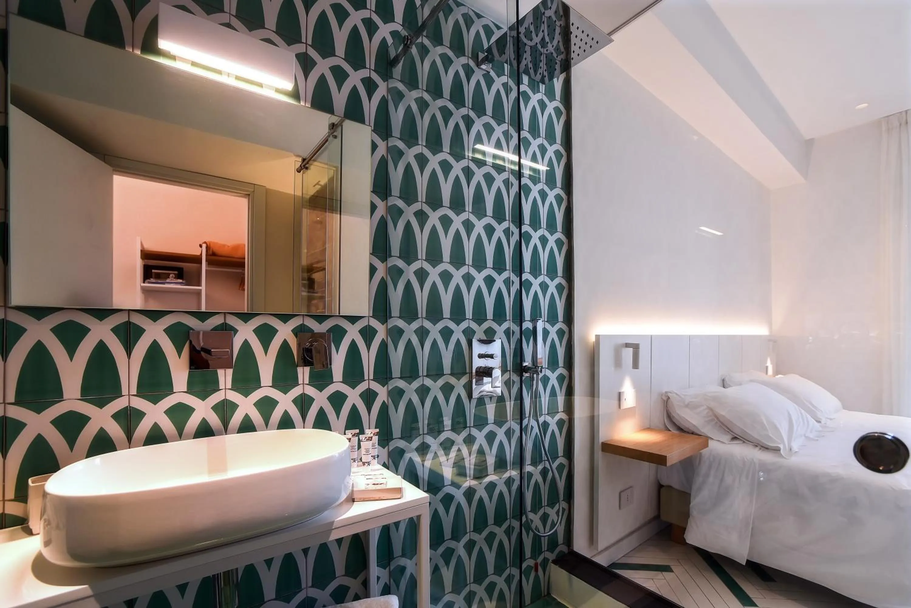 Bathroom, Bed in Hotel Graal