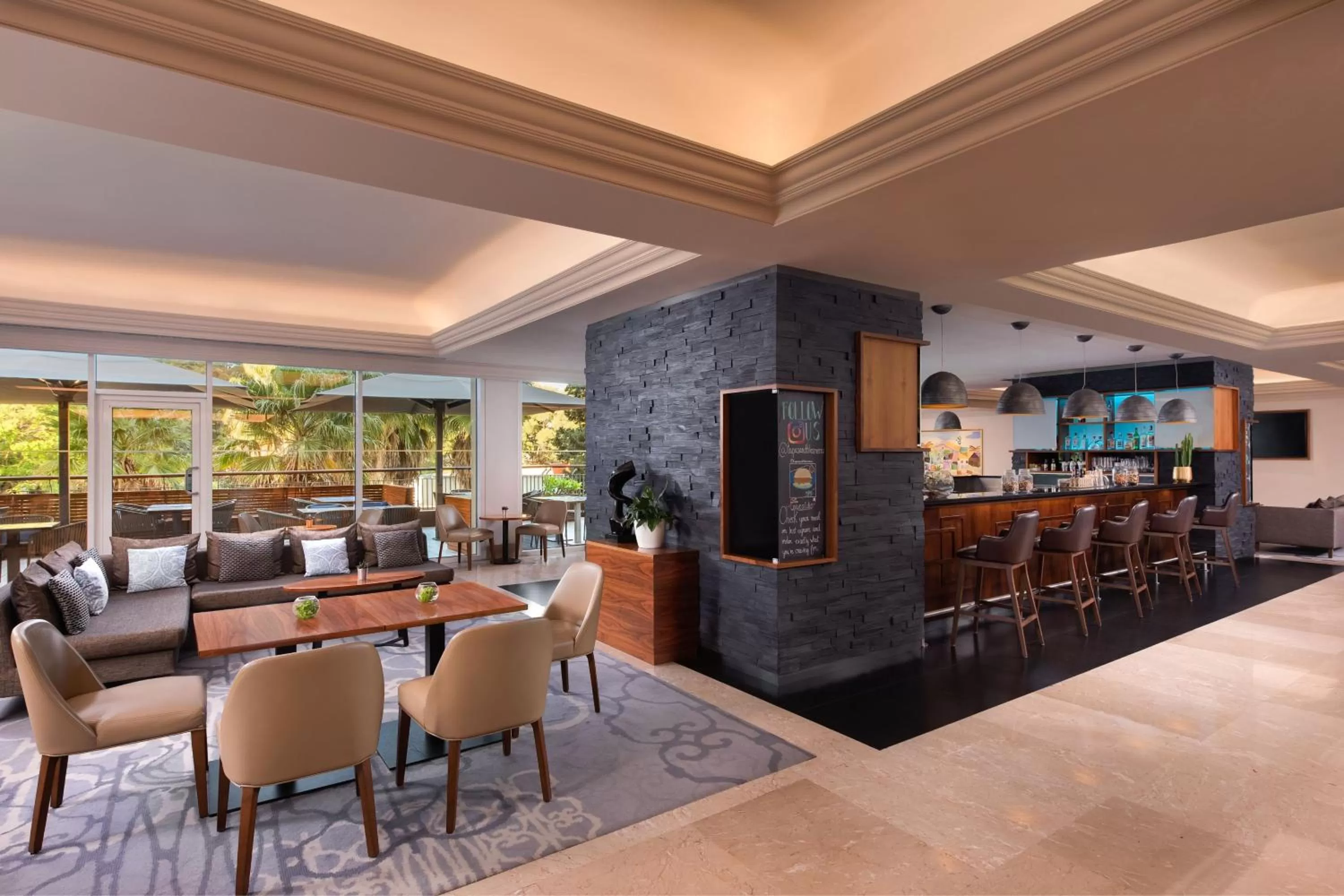 Lounge or bar in Lisbon Marriott Hotel