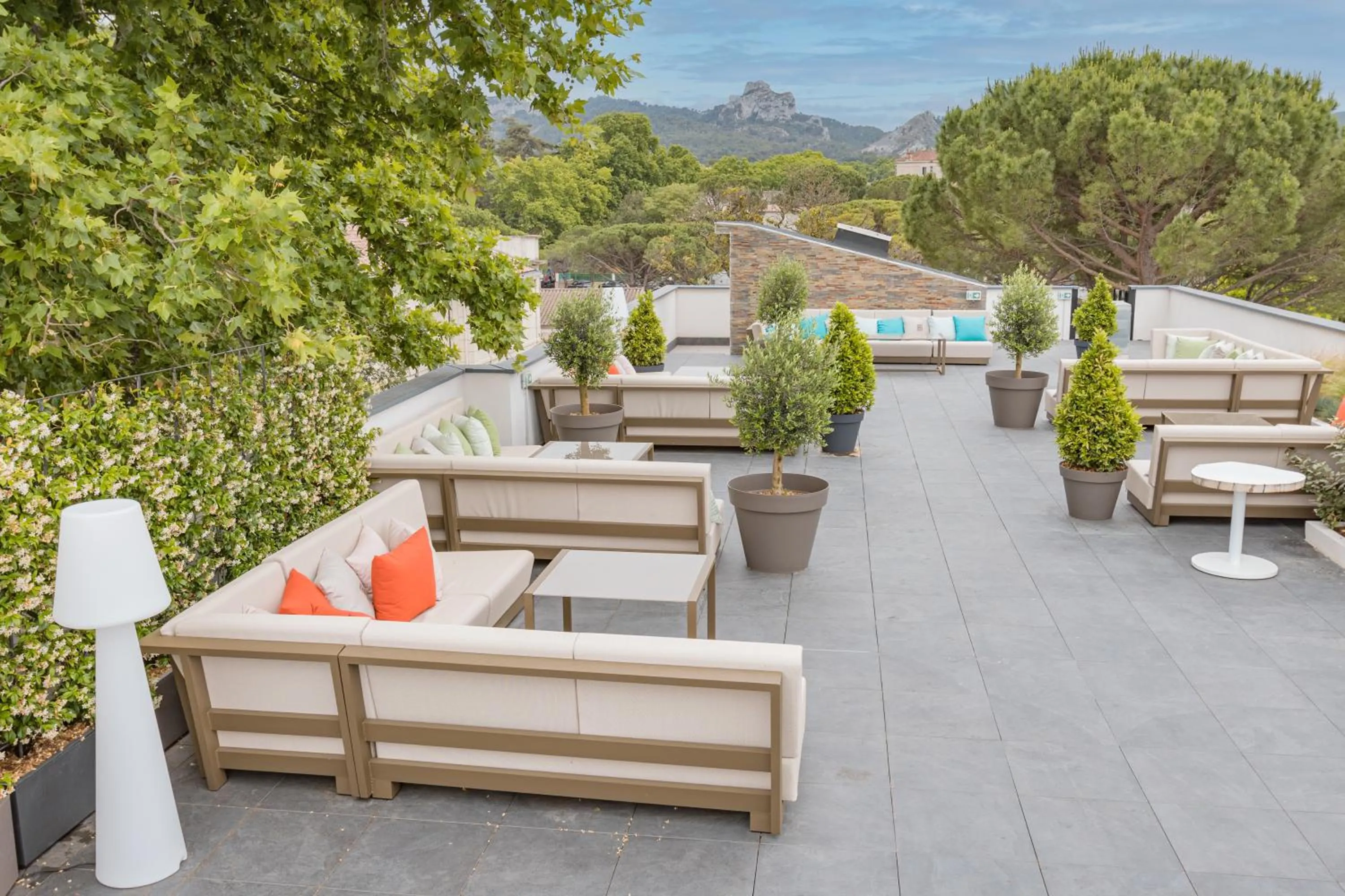 Patio in Hôtel Le Saint Remy & Spa