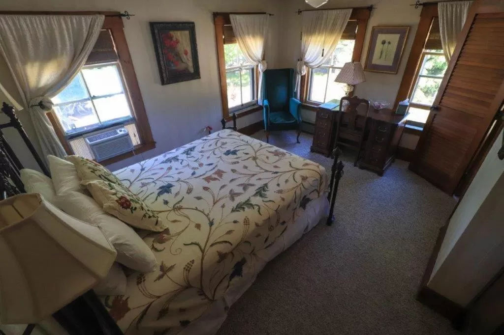 Bed in Follansbee Inn