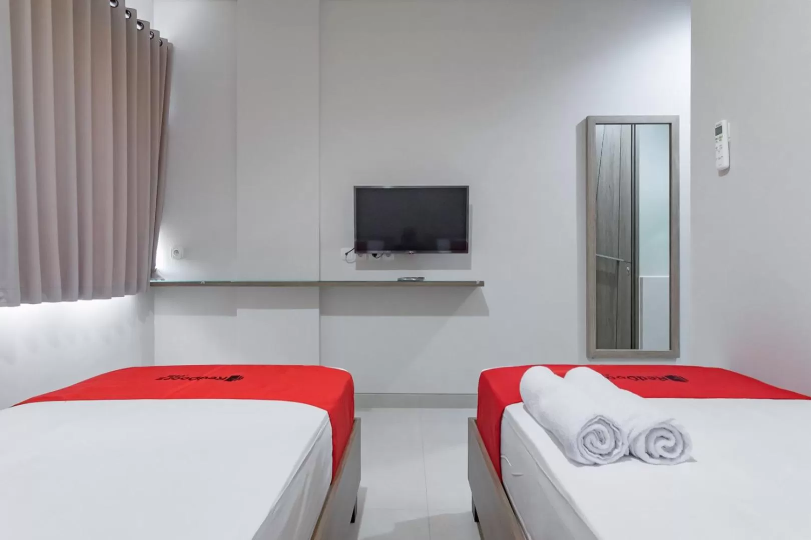 TV and multimedia, Bed in RedDoorz Plus @ Cirebon City Center