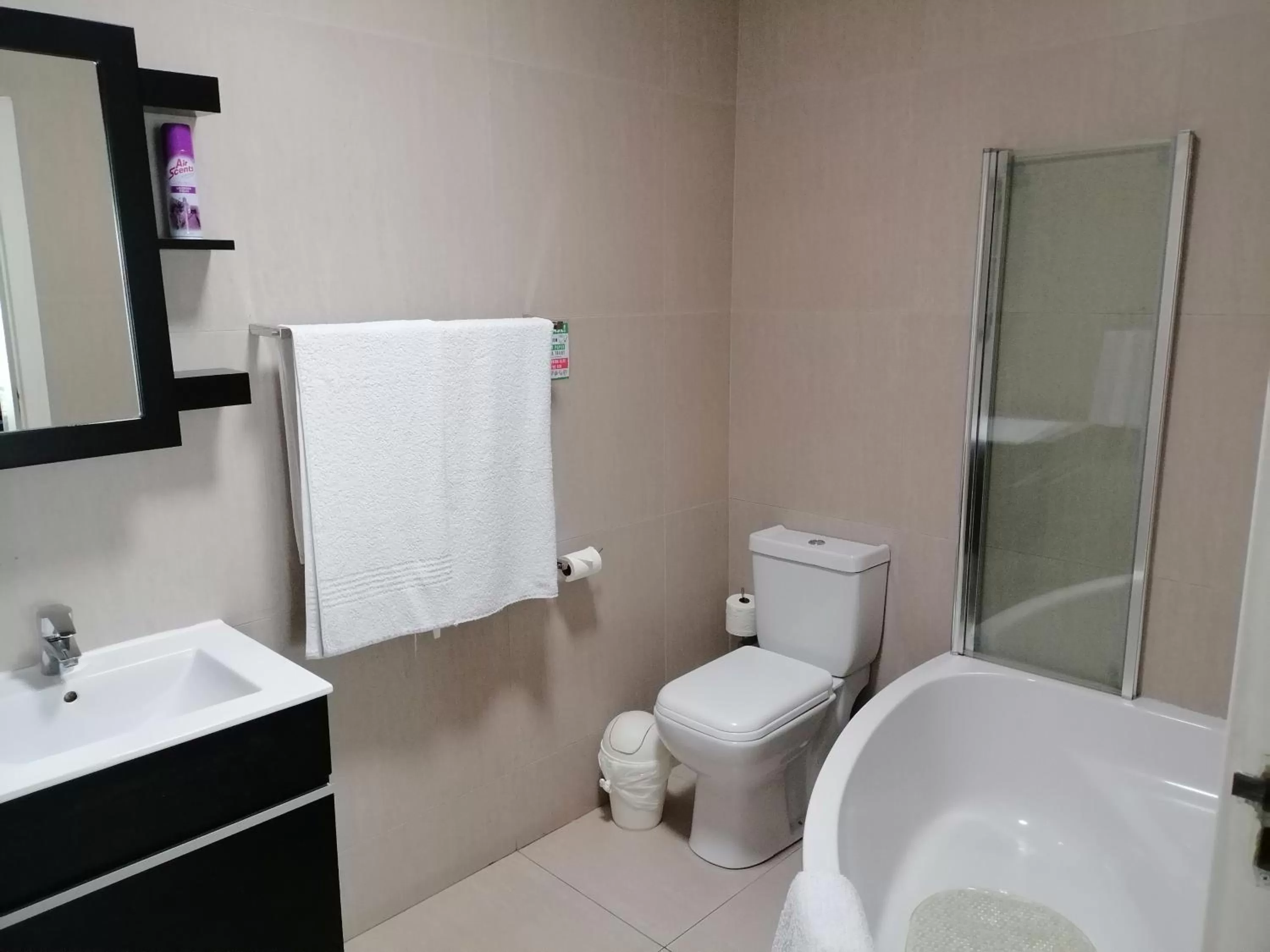 Bathroom in Flamingo Rocks