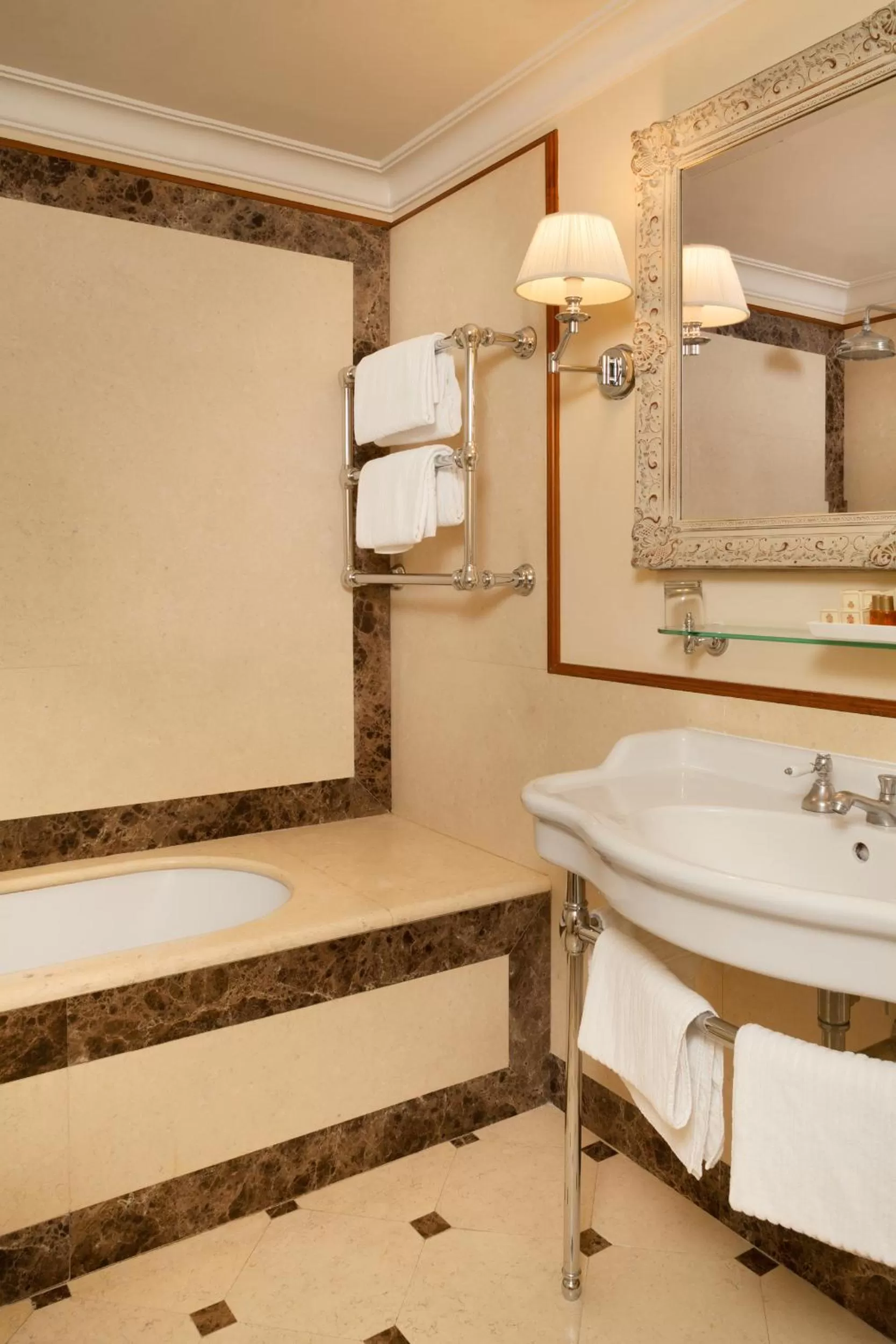 Bathroom in Hotel Executive