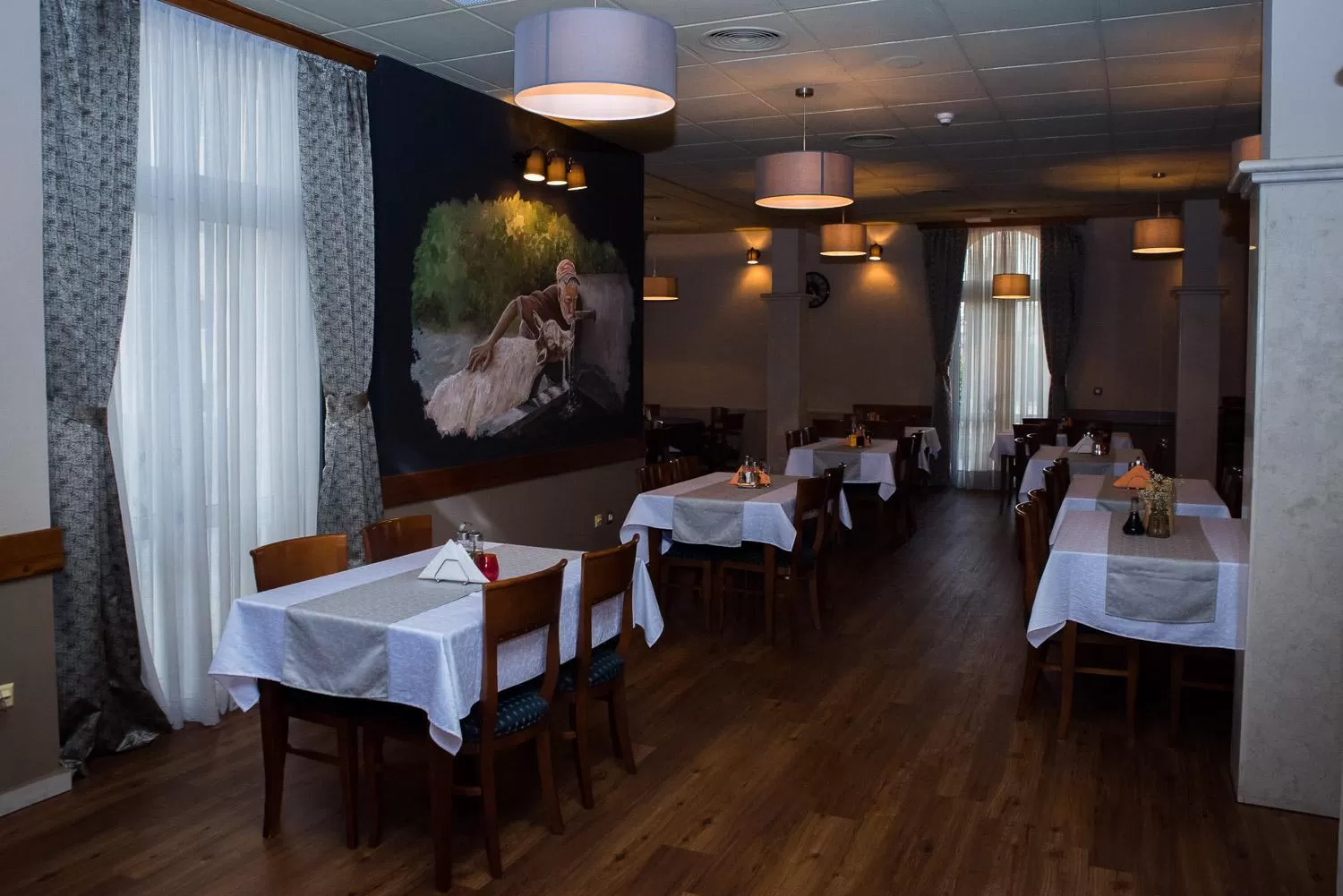 Restaurant/places to eat in Hotel Hum