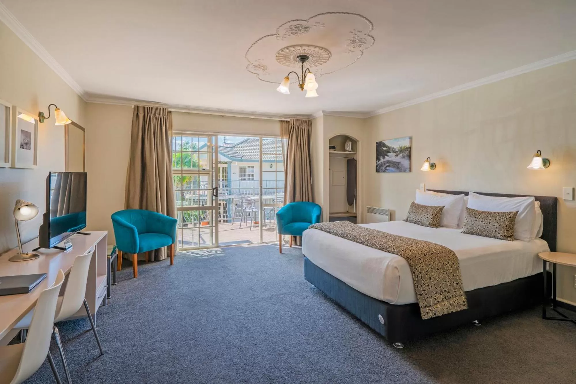 Photo of the whole room, Bed in Silver Fern Rotorua Suites & Spa