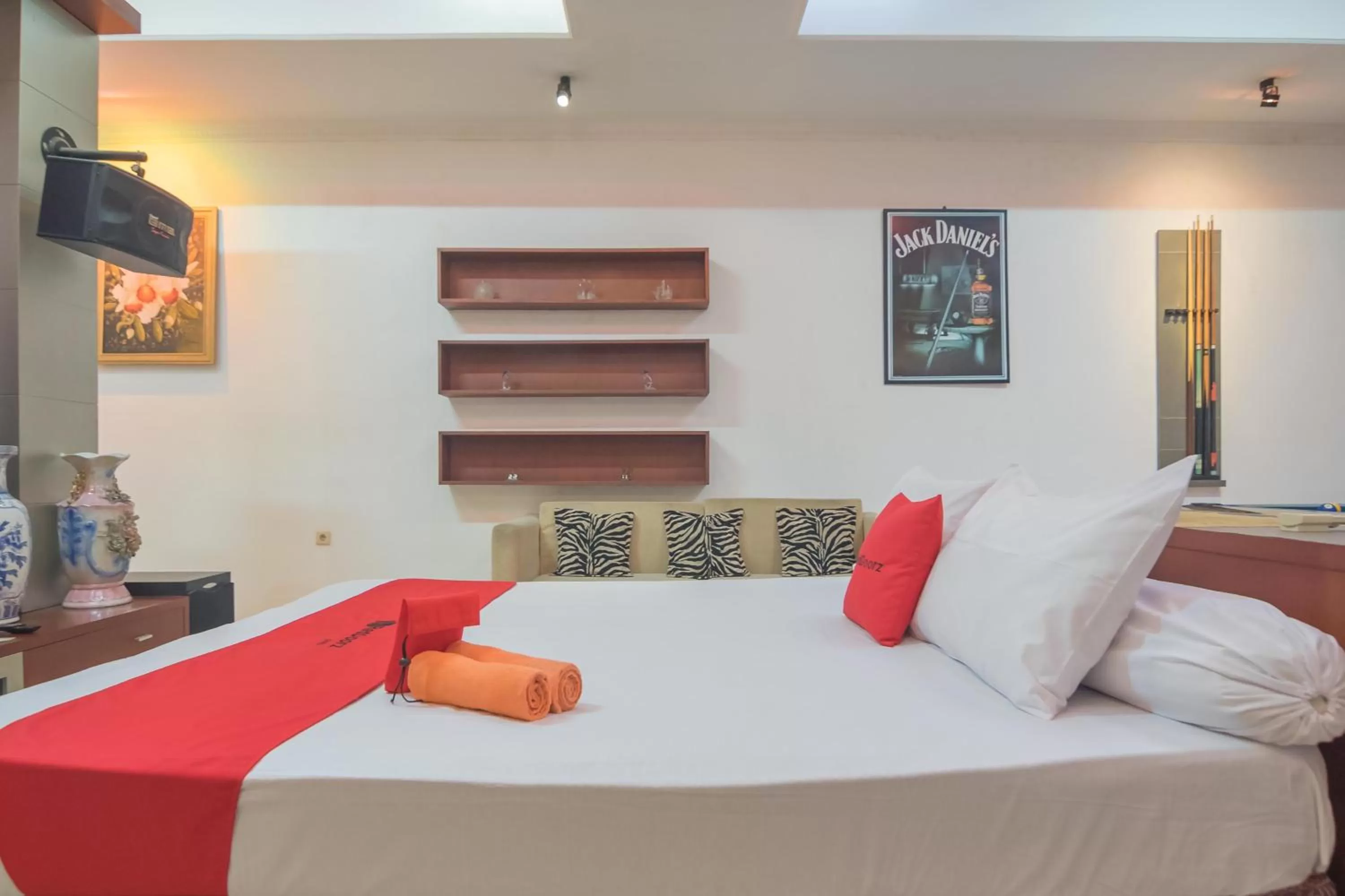 Bedroom, Bed in RedDoorz Syariah near Margahayu Raya