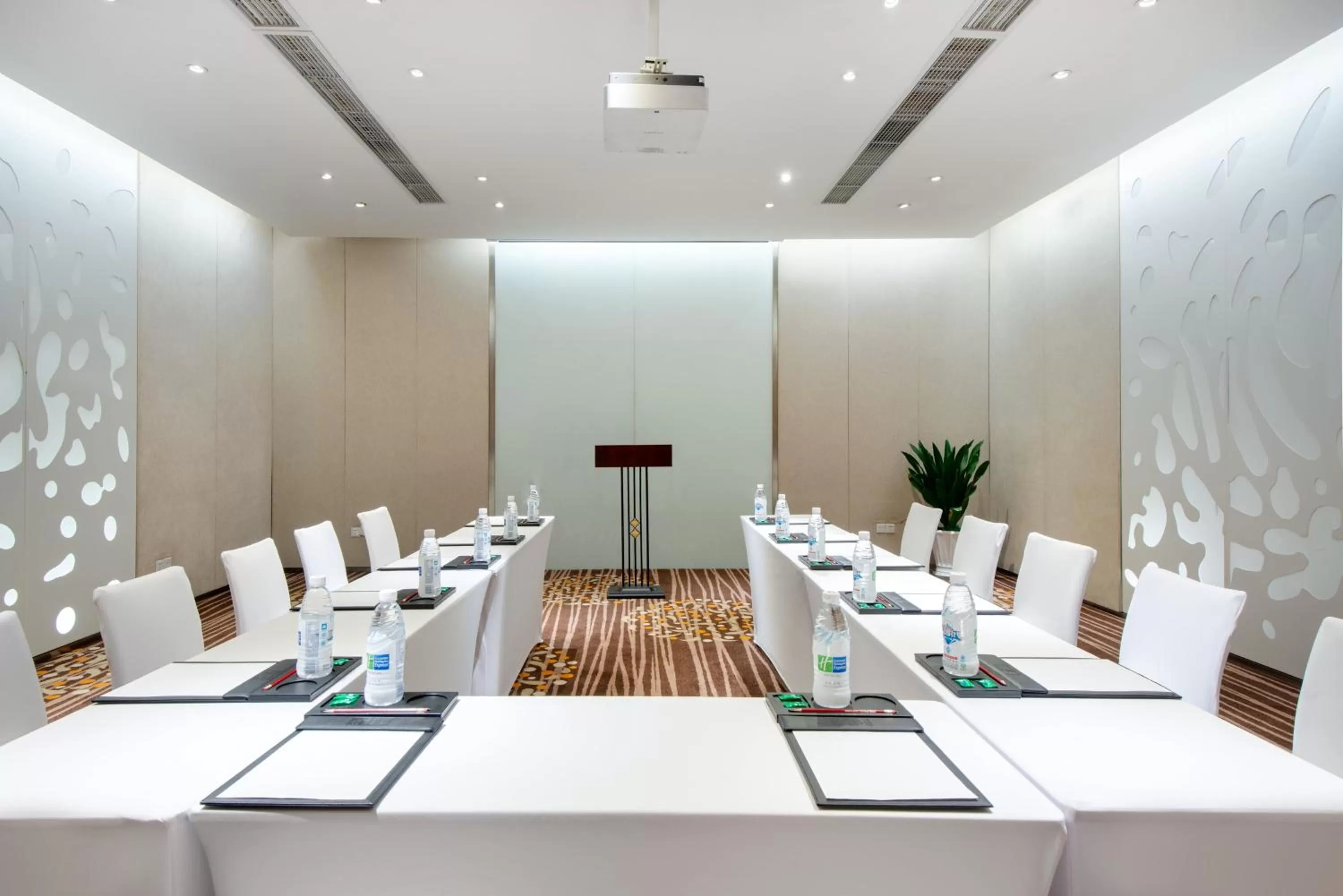 Meeting/conference room in Holiday Inn Express Chengdu Gulou-Tianfu Square Chunxi Road Branch