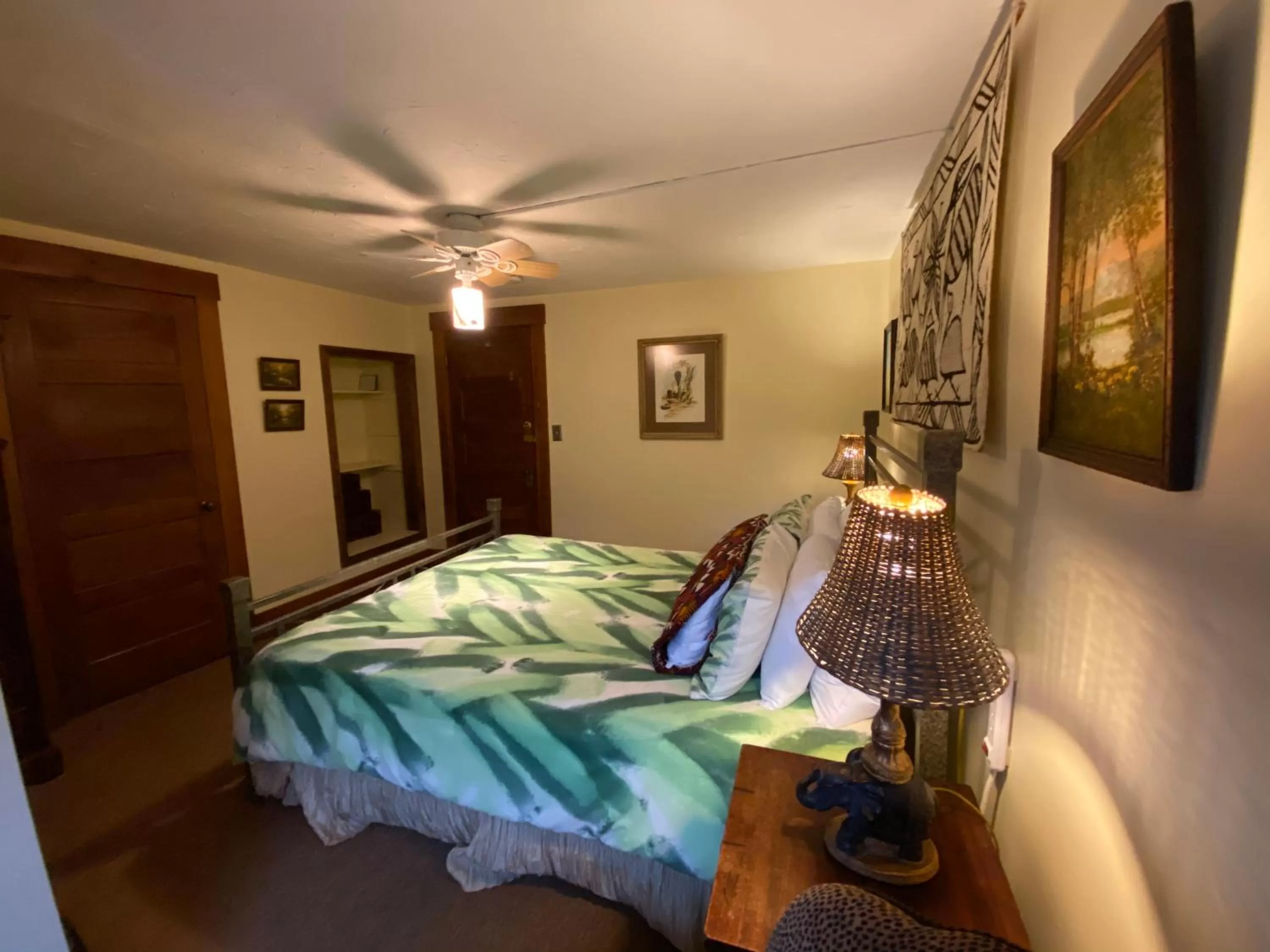 Bed in Follansbee Inn