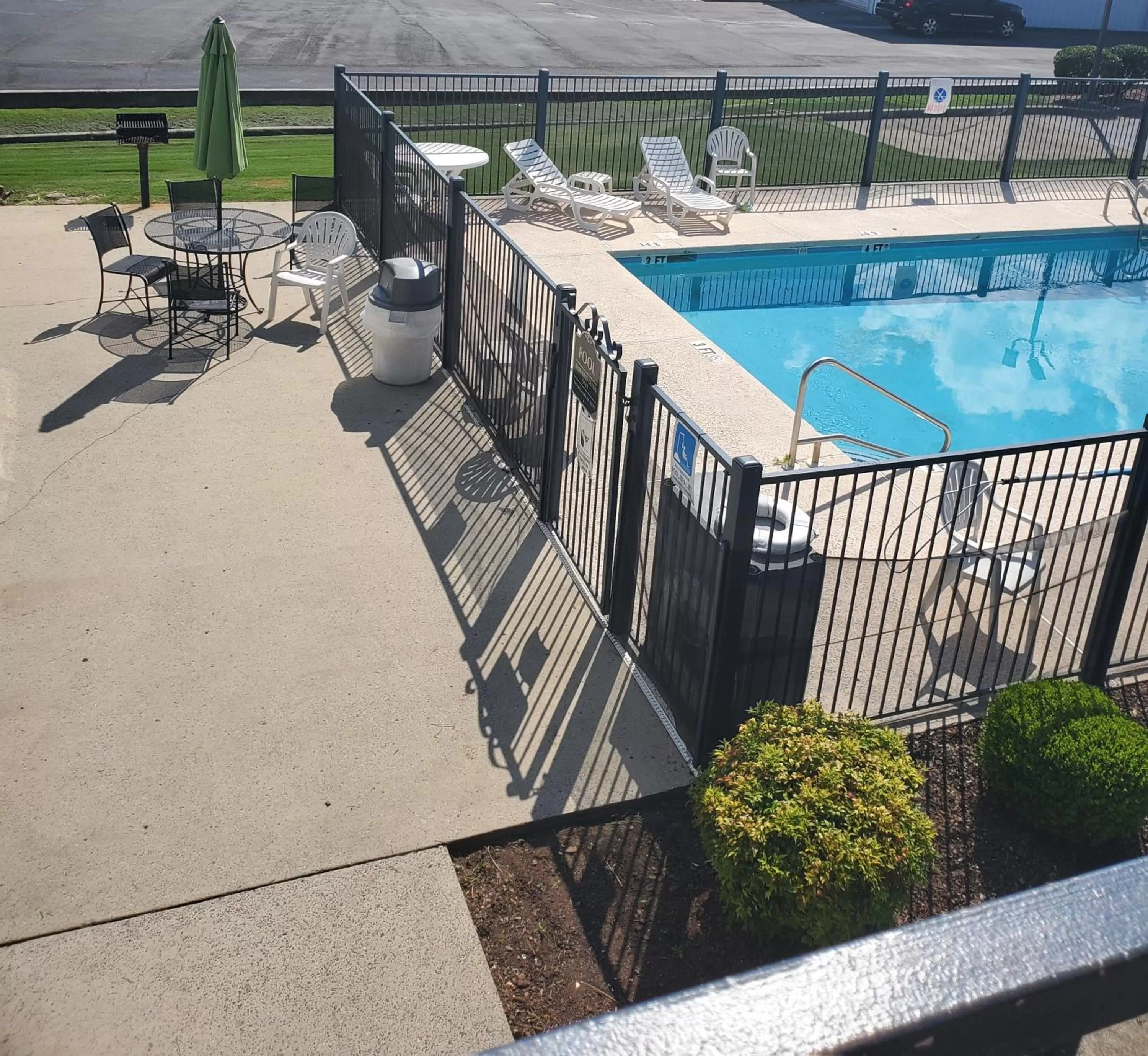Swimming pool in Quality Inn Scottsboro US-72-Lake Guntersville Area