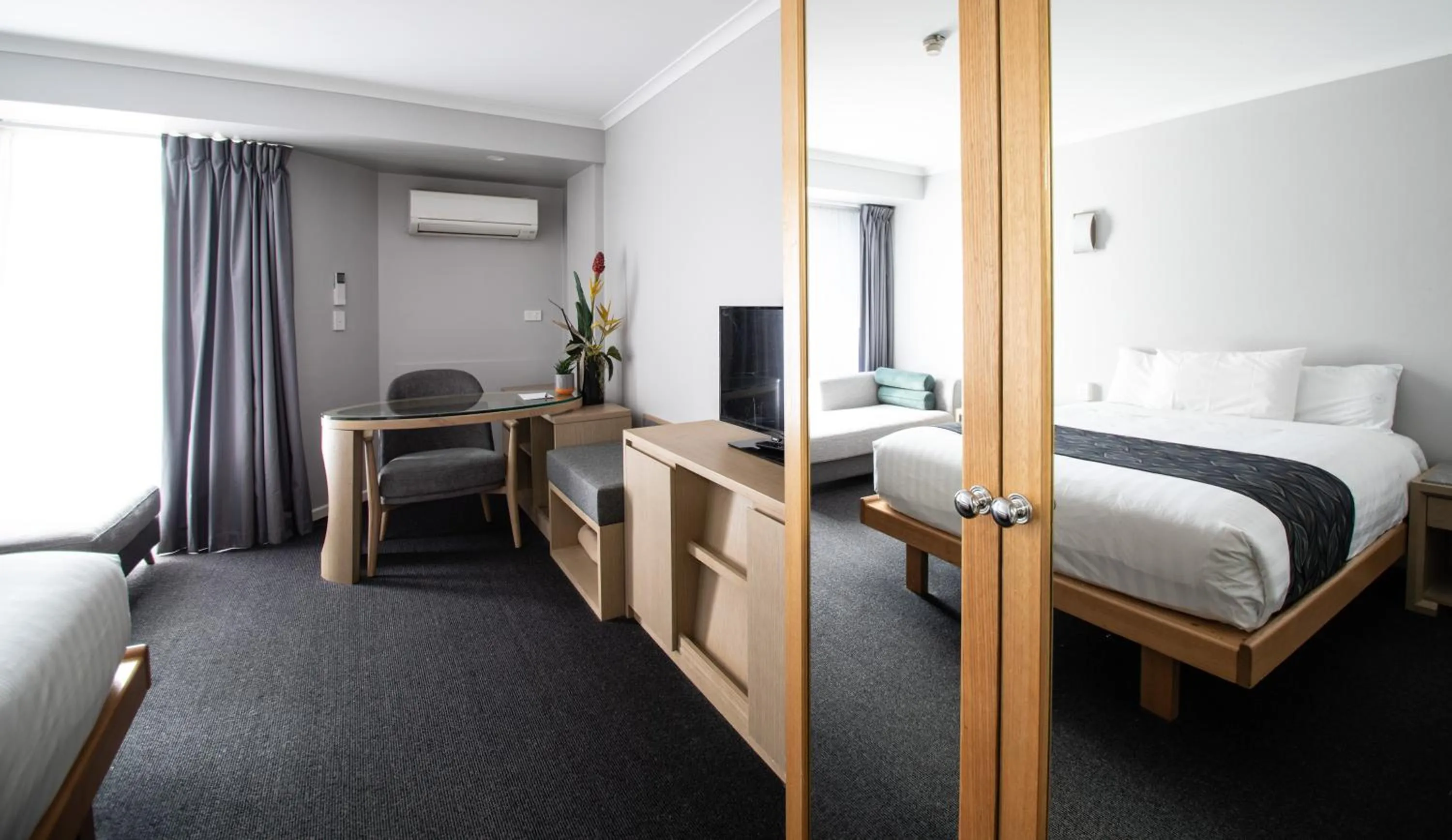 TV and multimedia, Bed in Madison Capital Executive Apartments