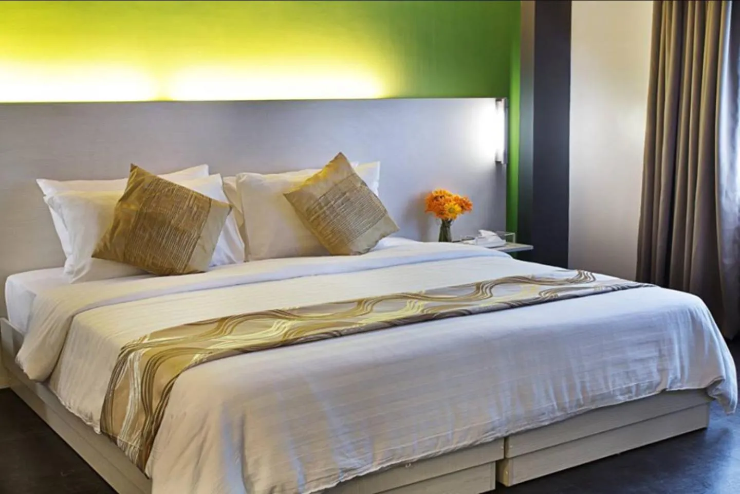 Bedroom, Bed in Pillows Hotel Cebu