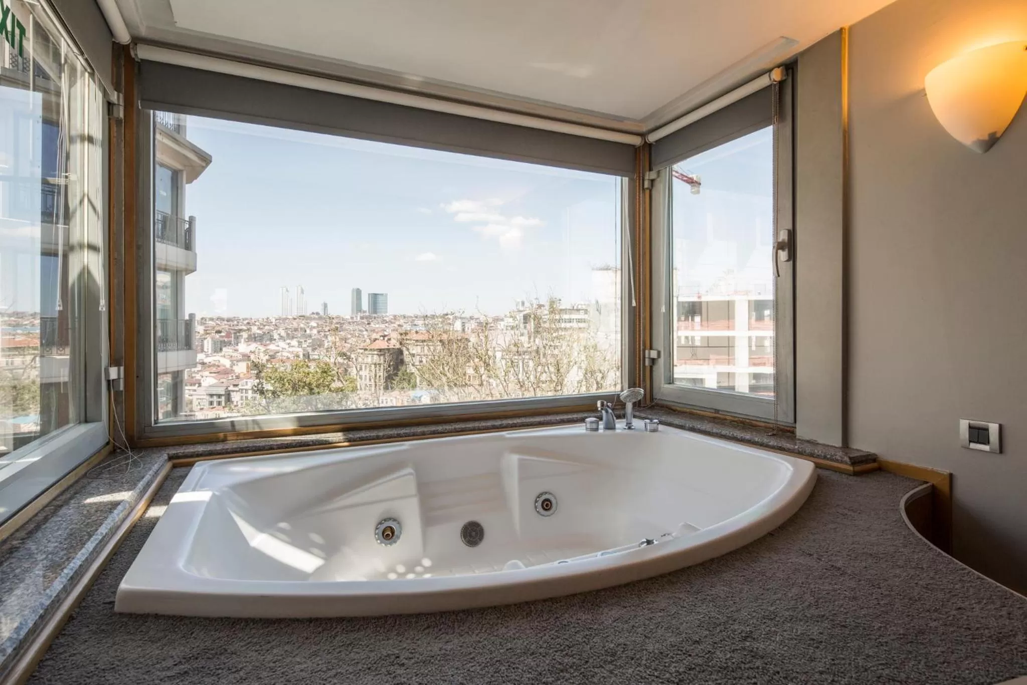 Hot Tub in Taxim Suites Residences Istanbul