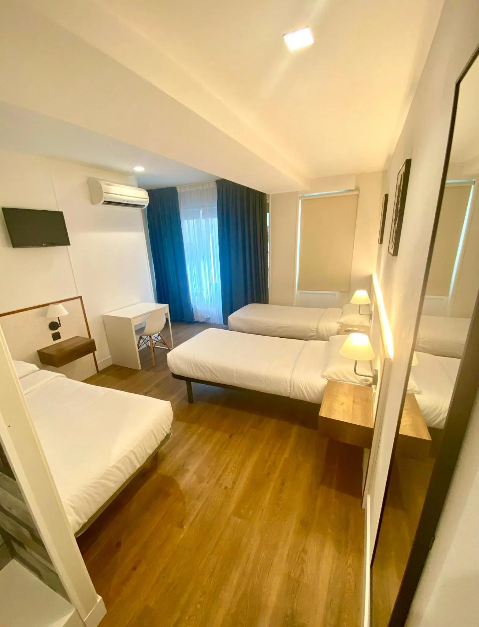 Photo of the whole room, Bed in Far Home Gran Vía