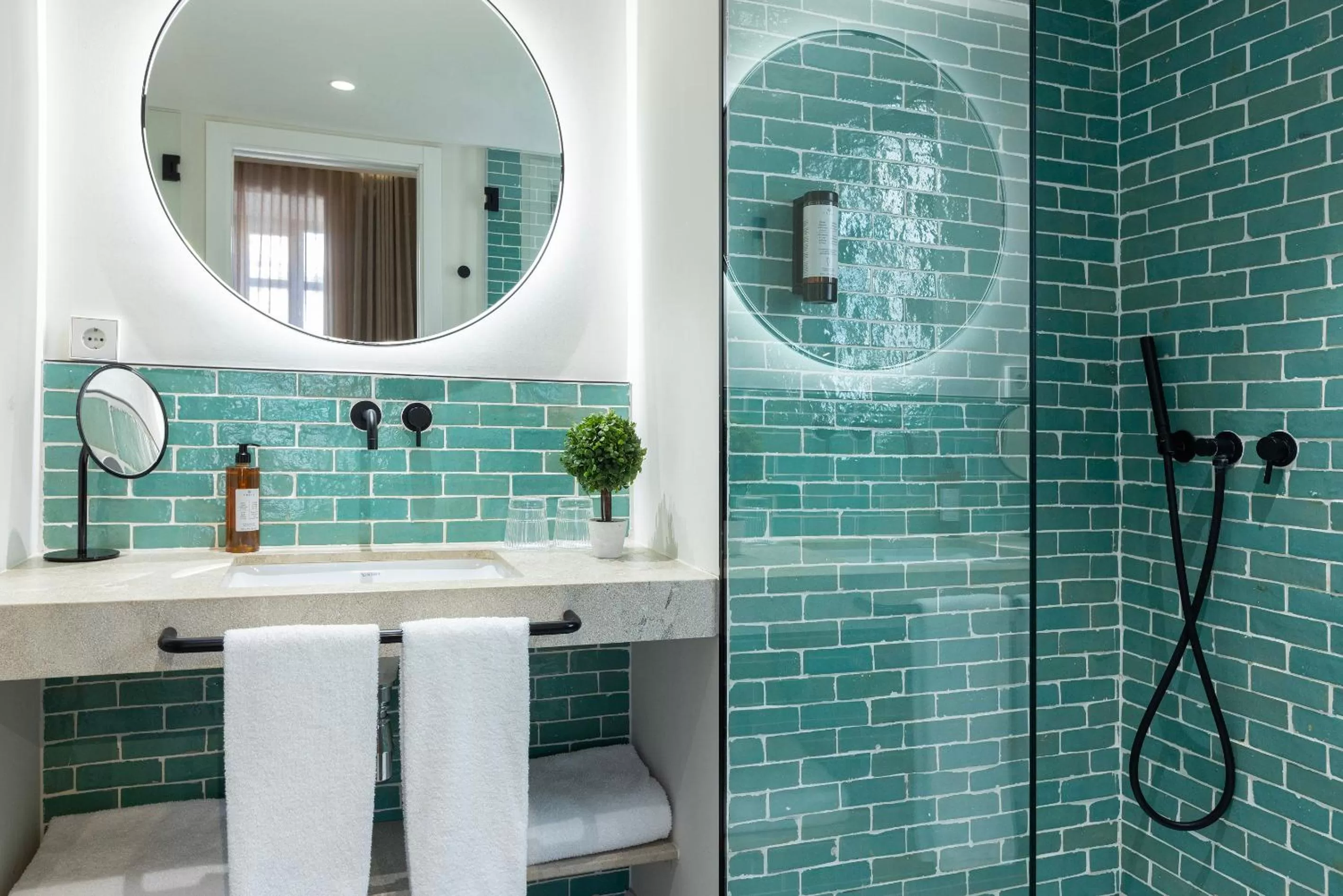 Shower in Samaritana Suites