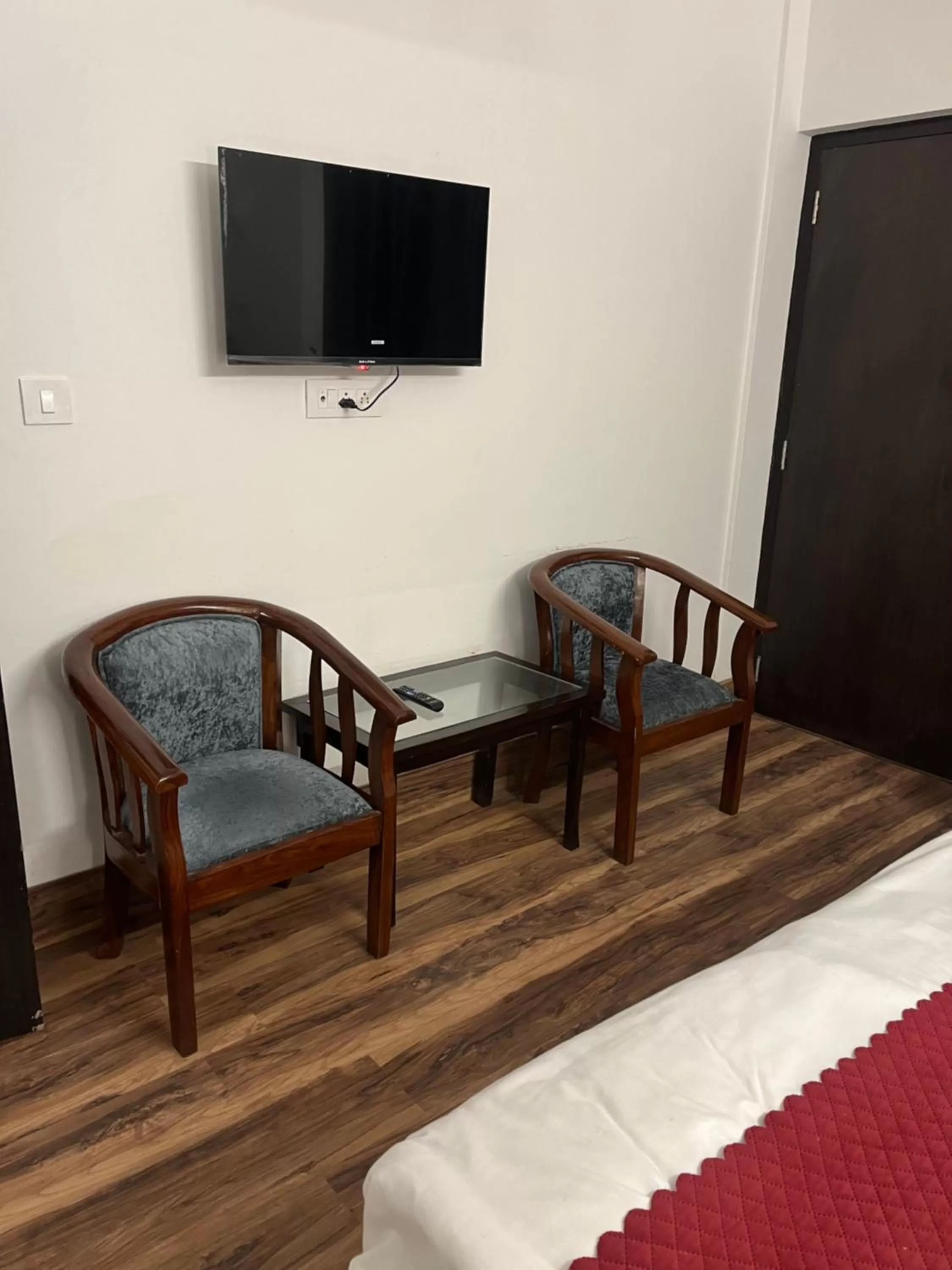 TV and multimedia, TV/Entertainment Center in Cedar Woods Resort