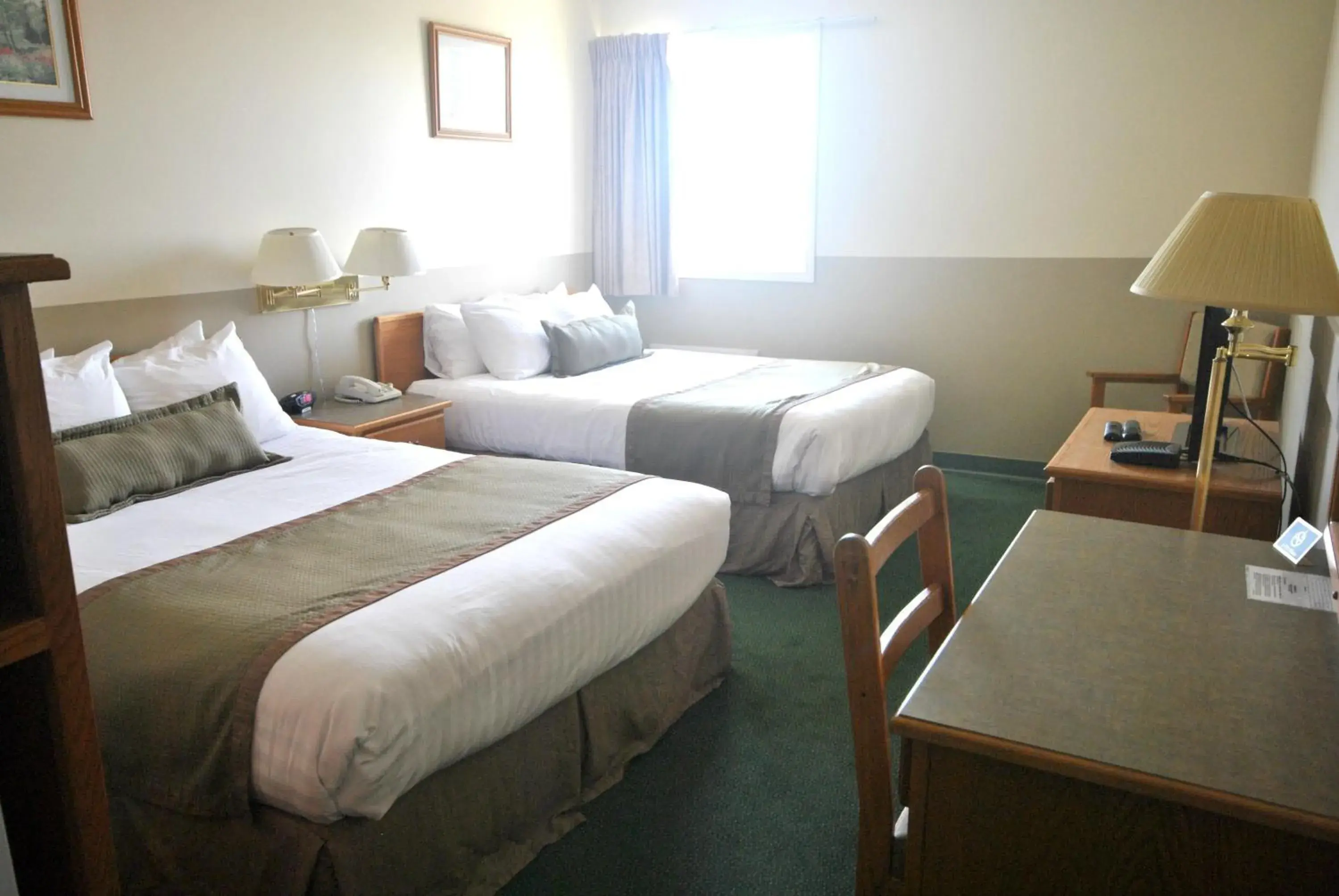 Queen Room with Two Queen Beds in Wheatland Hotel Queen Room with Two Queen Beds in Wheatland Hotel