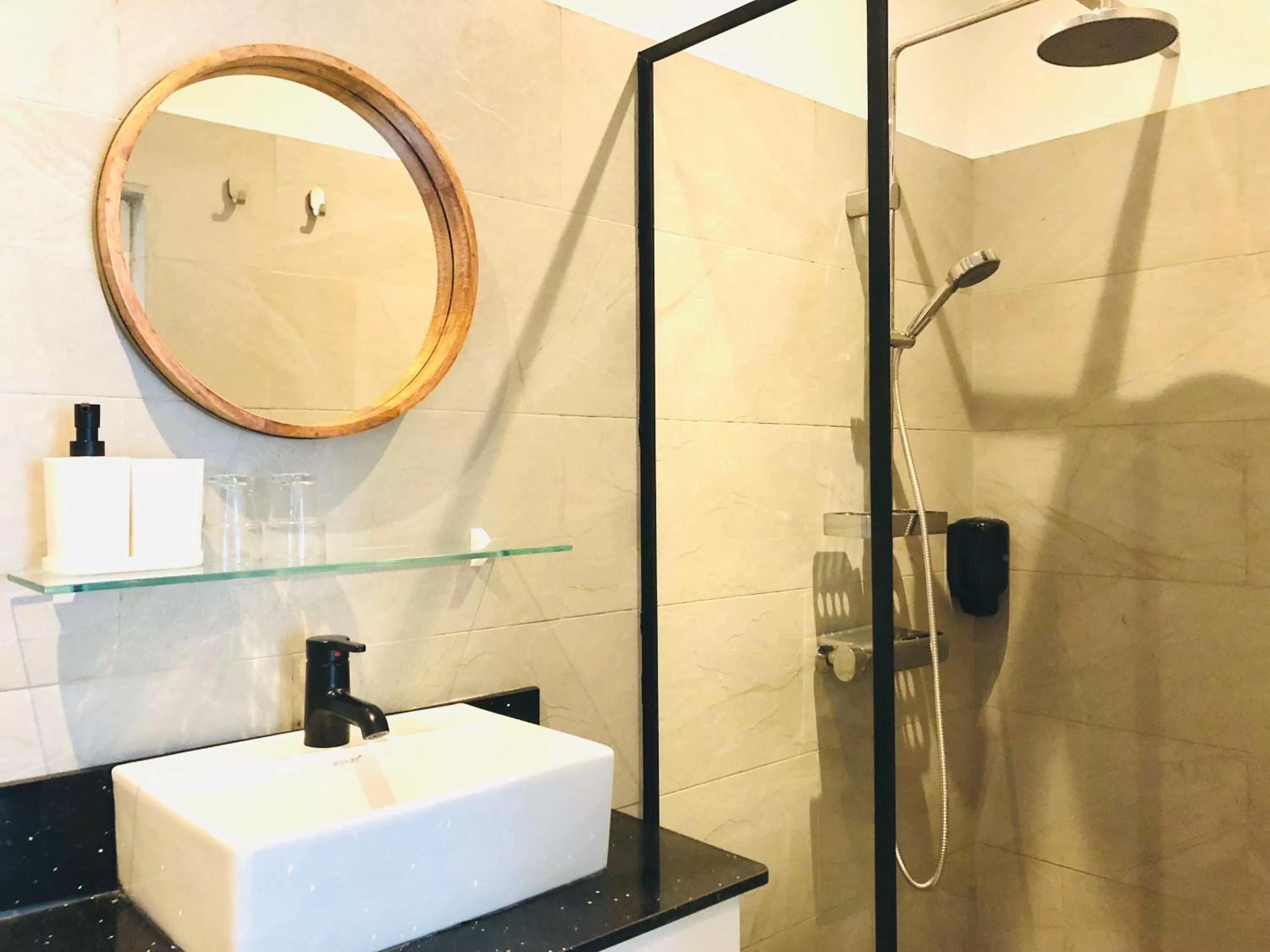 Shower, Bathroom in Villa Famiri Boutique hotel