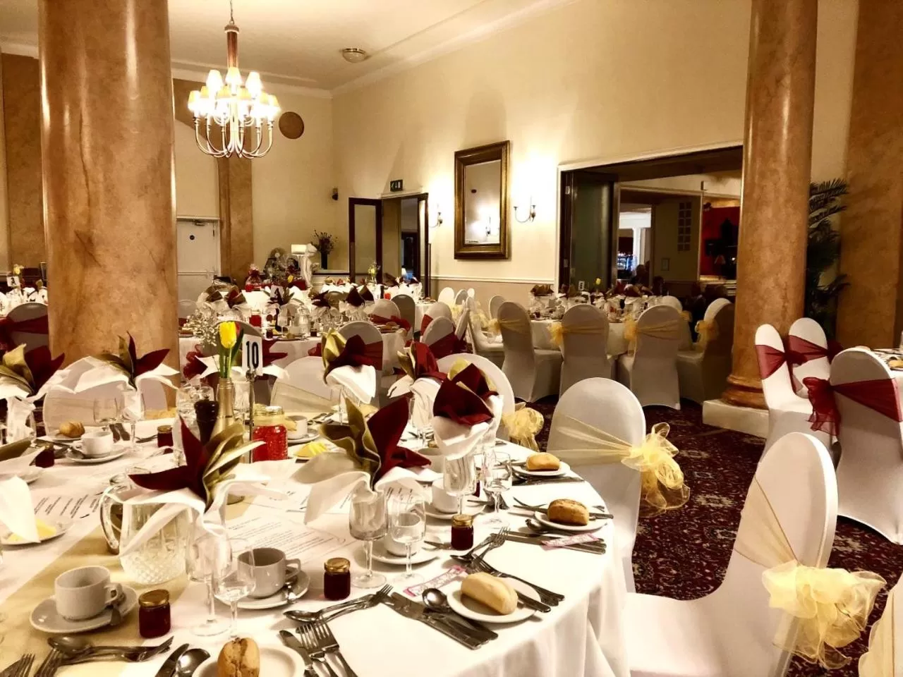 Restaurant/places to eat in Royal Hotel